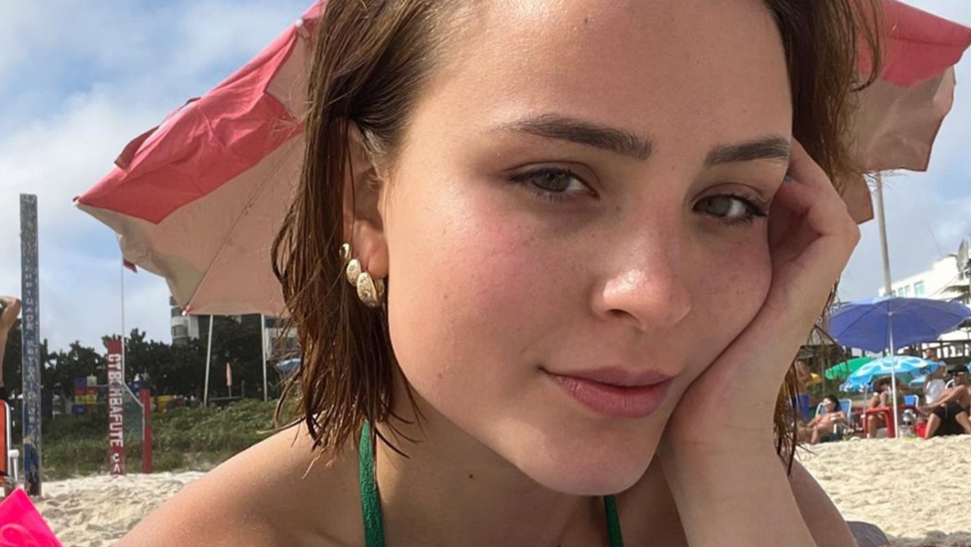 De biquíni, Larissa Manoela exibe beleza natural em dia de praia: ”Muito gata”