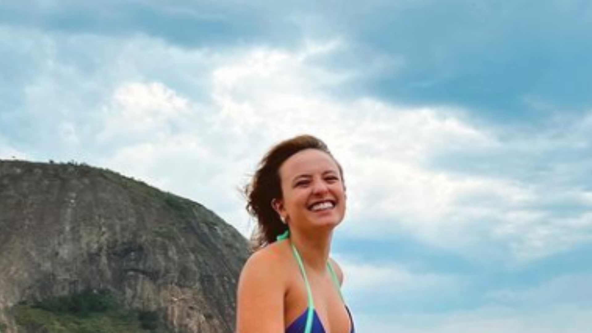 Larissa Manoela mostra mais momentos de dia de praia com namorado