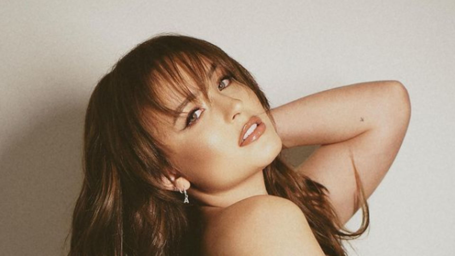 Larissa Manoela faz TBT topless para apoiar campanha do Outubro Rosa