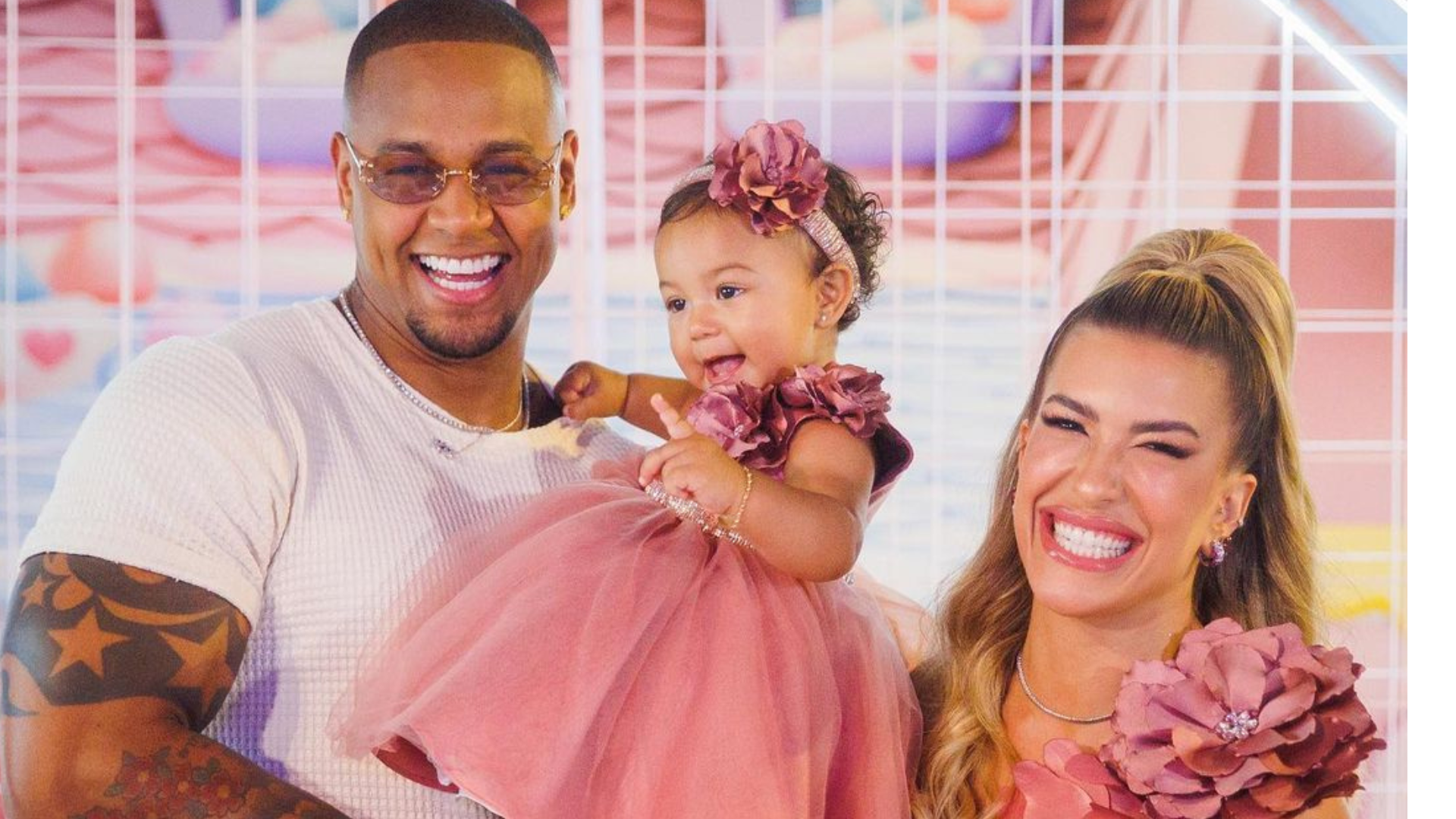 Leo Santana tatua foto de sua filha no braço e exibe o resultado