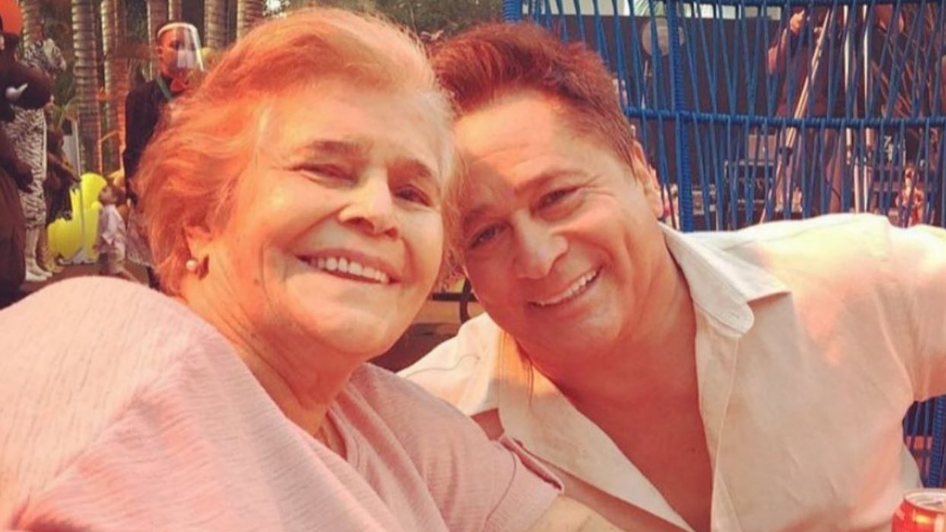 Leonardo presta linda homenagem no aniversário da mãe, Carmem: “Te amo”