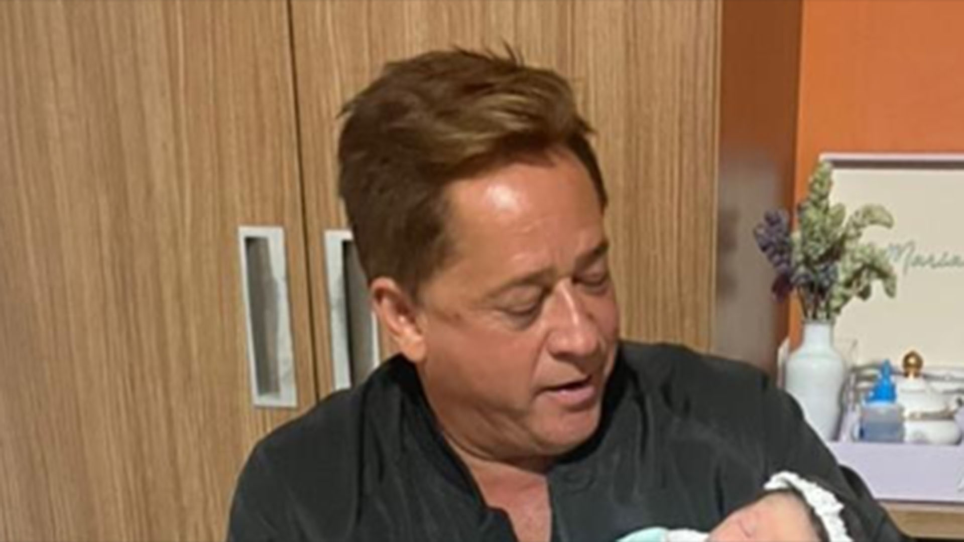 Leonardo visita a neta recém-nascida e mostra a primeira foto com a bebê no colo
