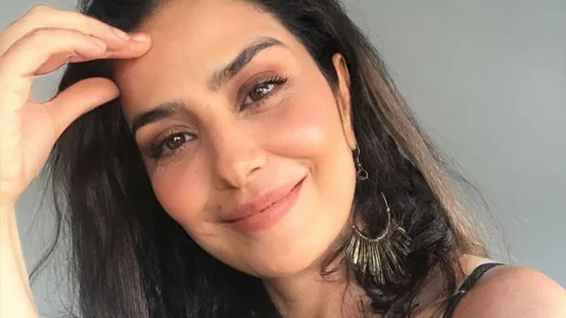 Letícia Sabatella compartilha selfies e reflete sobre maturidade: ‘Idade dourada’