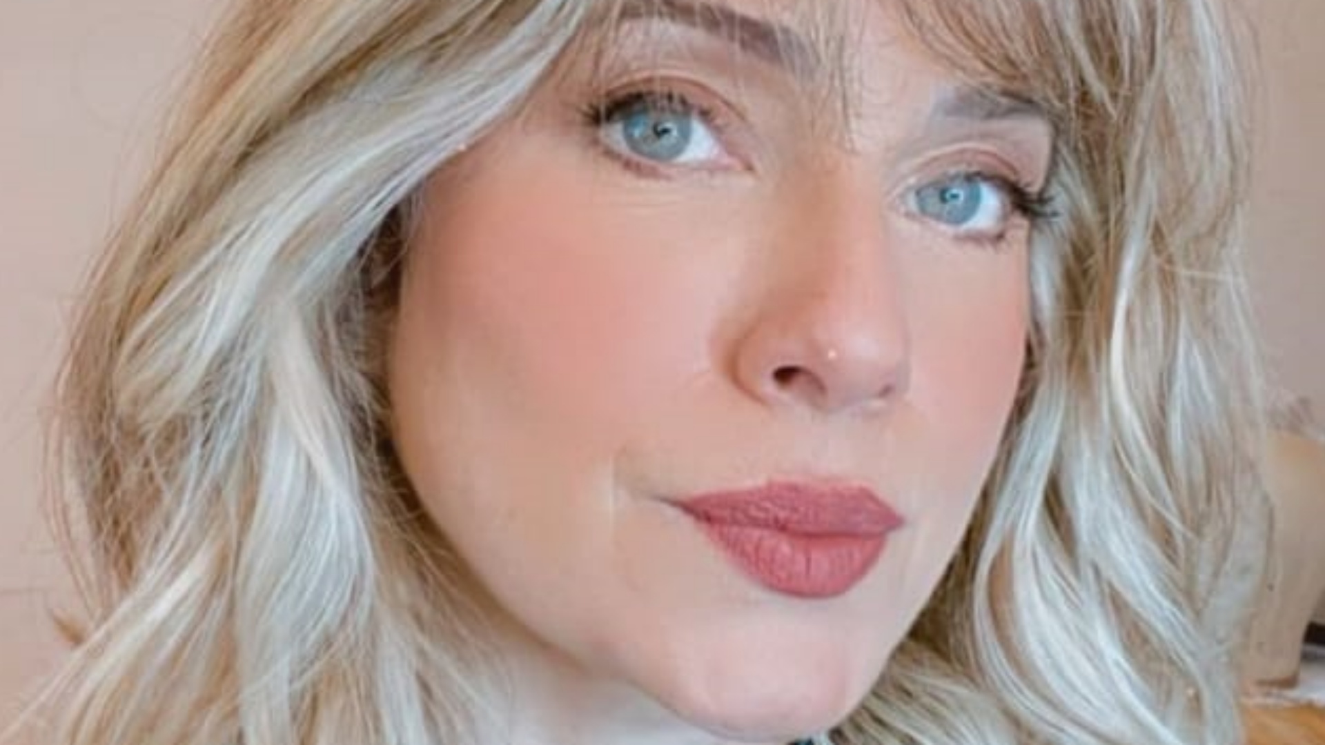 Leticia Spiller impressiona ao exibir novo visual: “Testando franjinha”