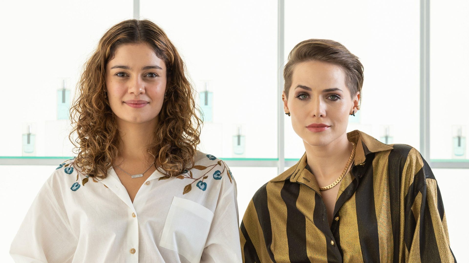 Sophie Charlotte e Letícia Colin soltam a voz para abertura de ‘Todas as Flores’
