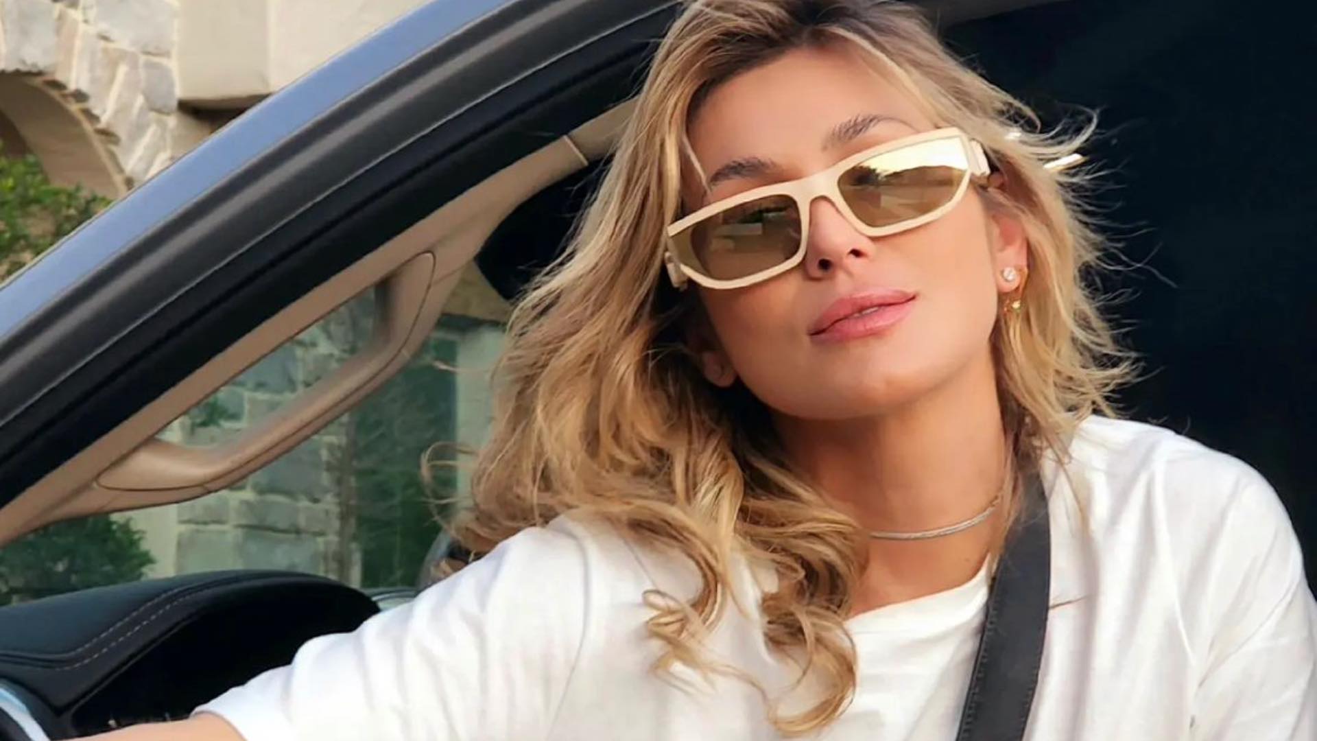 Com fotos no carro, Lívia Andrade esbanja estilo ao posar com look fashion: “Gata”