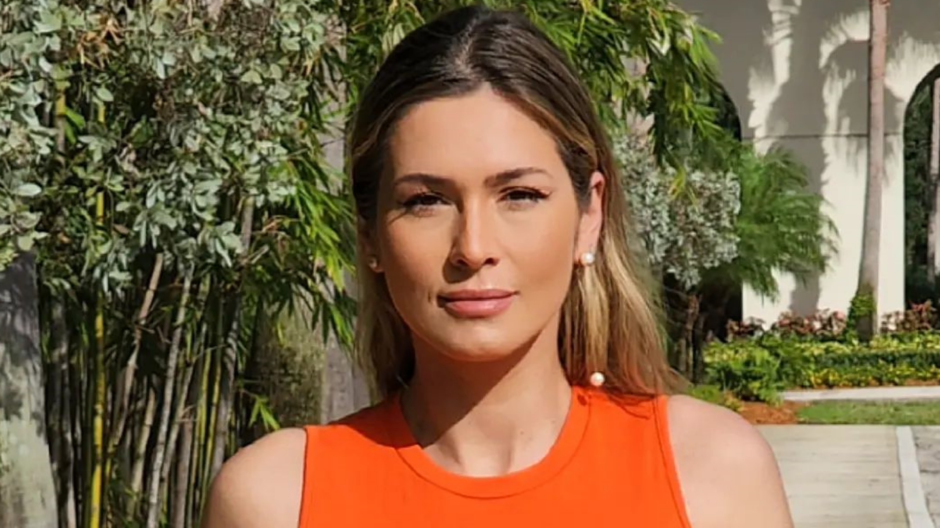 Com look laranja, Lívia Andrade chama atenção ao ostentar barriga sarada: “Perfeição”