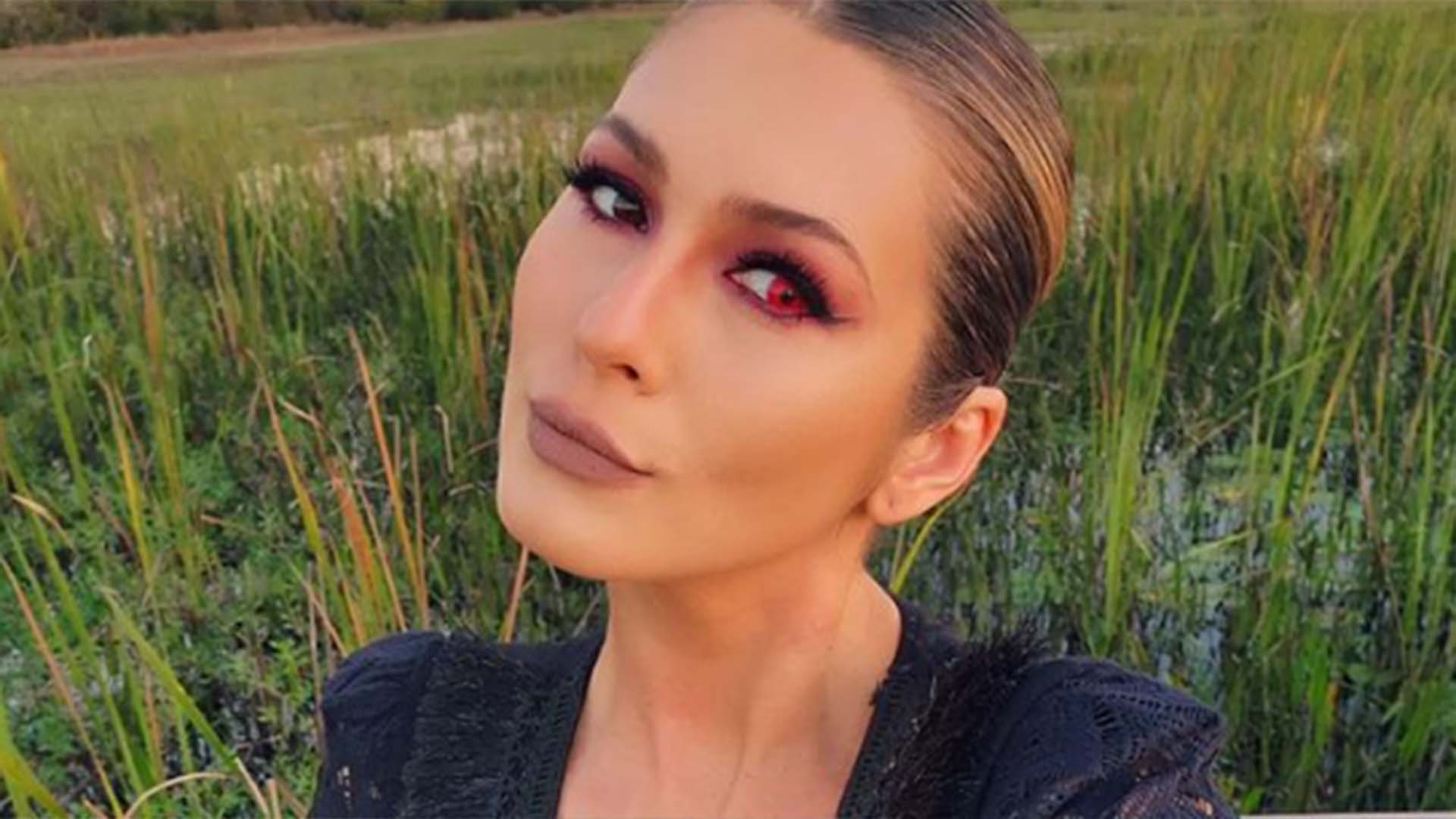 Lívia Andrade aposta no decote profundo em sua fantasia de Dia das Bruxas