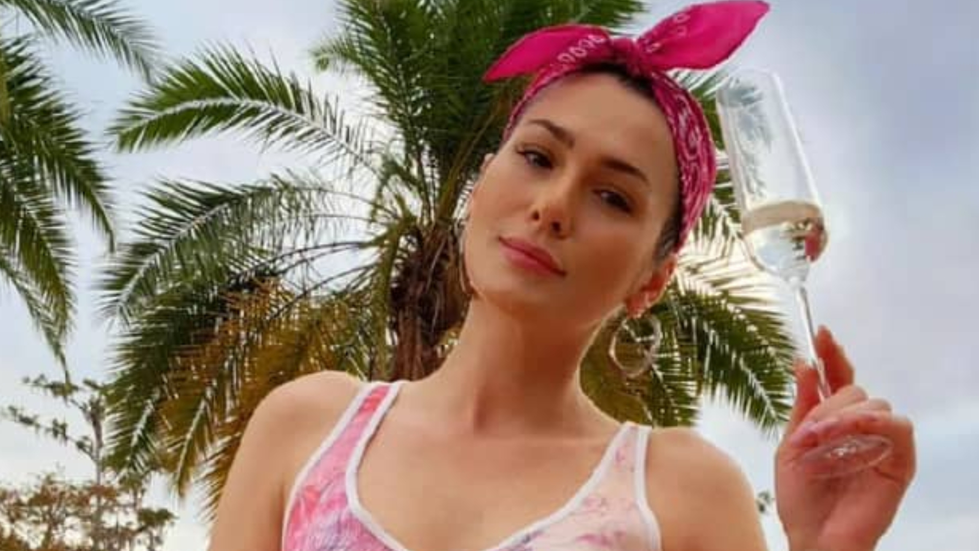 De shortinhos, Lívia Andrade exibe corpaço em dia relaxante nos EUA: ”Linda”