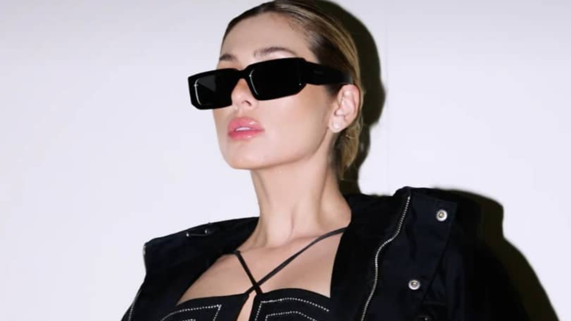 De barriga toda de fora, Lívia Andrade surge arrasadora em vestido aberto: ”Maravilhosa”