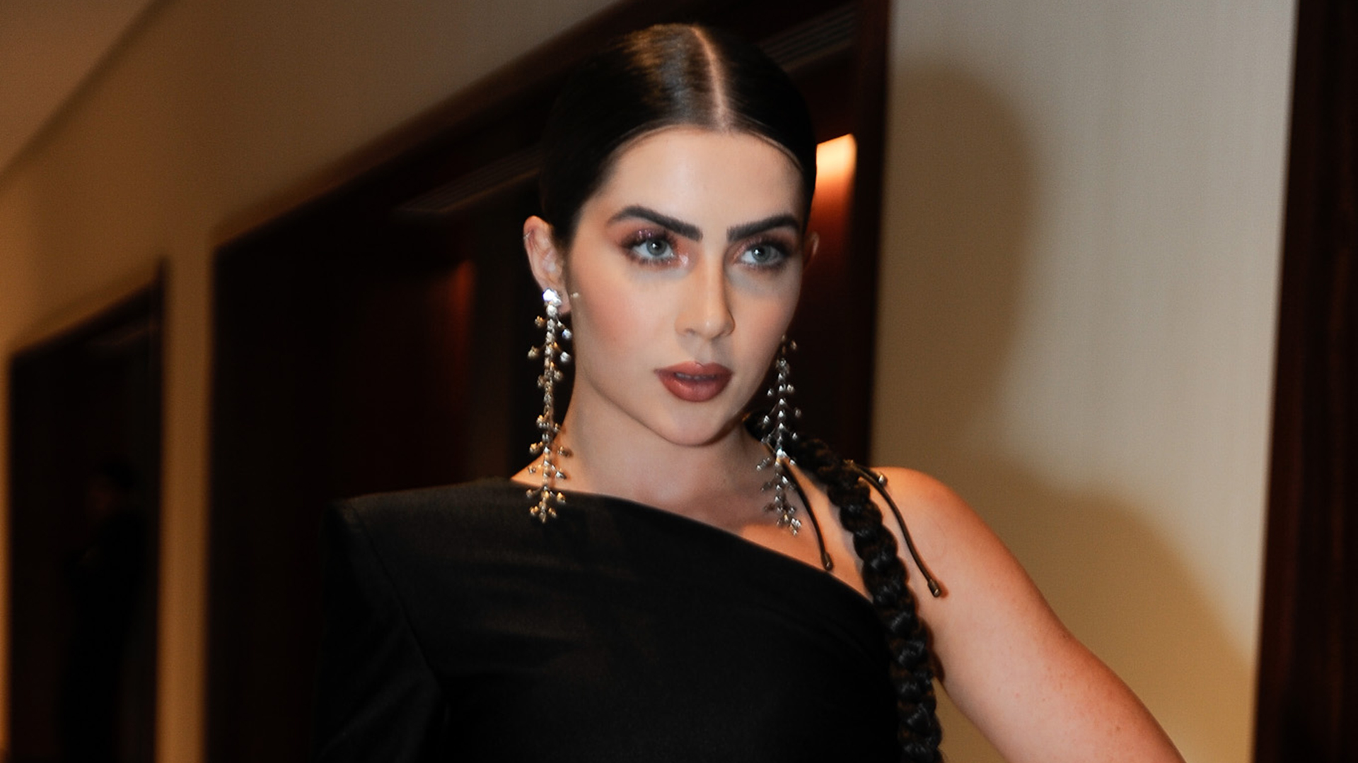 Jade Picon deixa a barriga de fora em look ousado para noite de gala