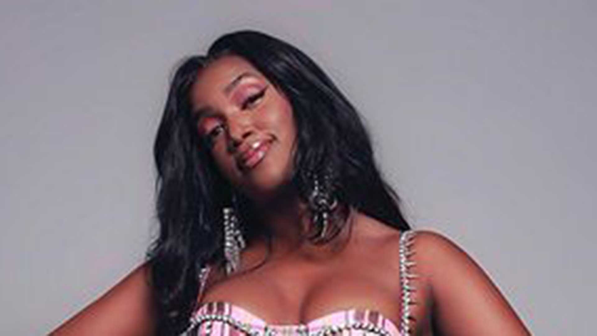 Iza aposta em vestido decotado e curtinho para gravação