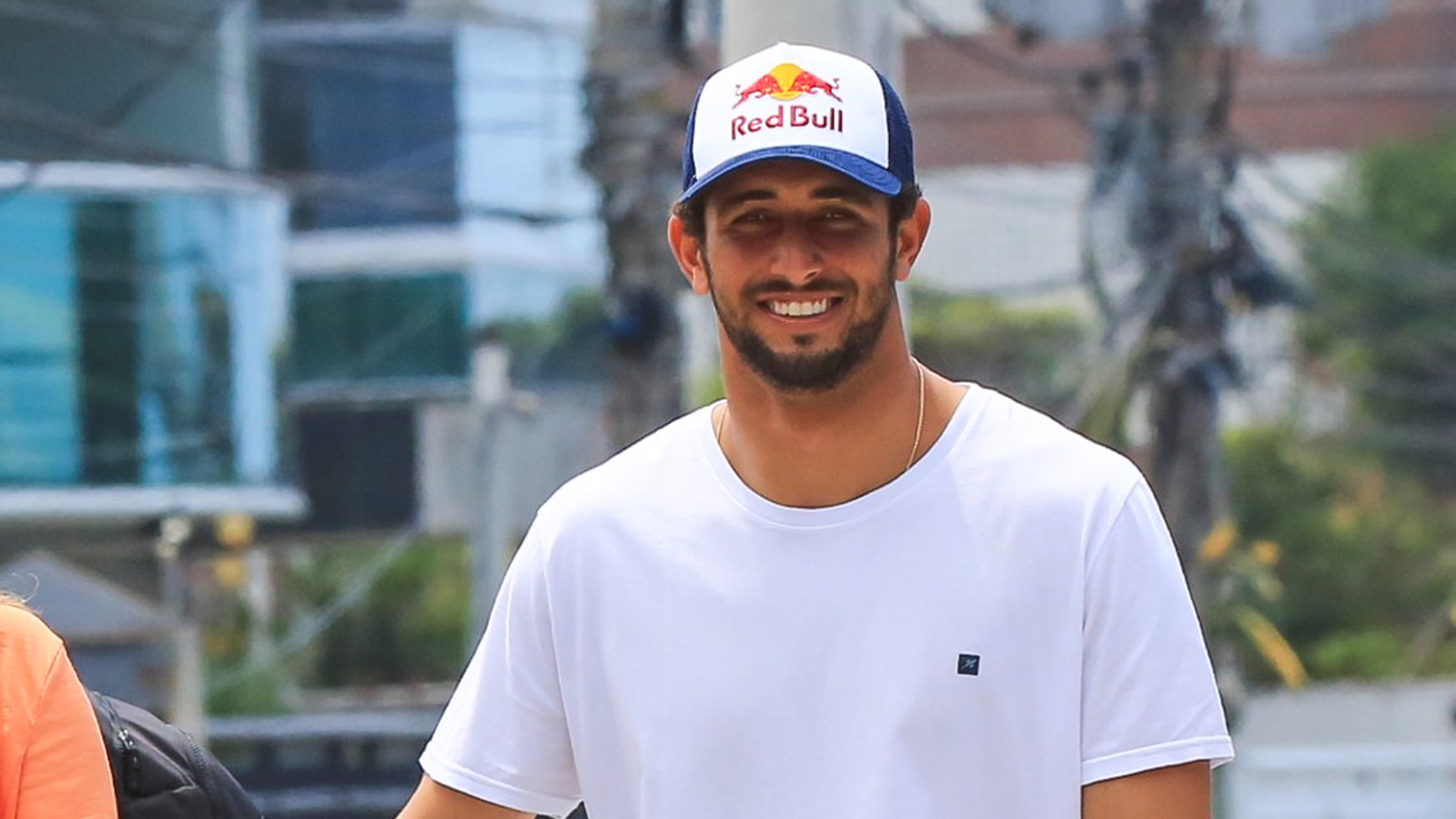 Lucas Chumbo curte dia ensolarado na praia na companhia de sua família