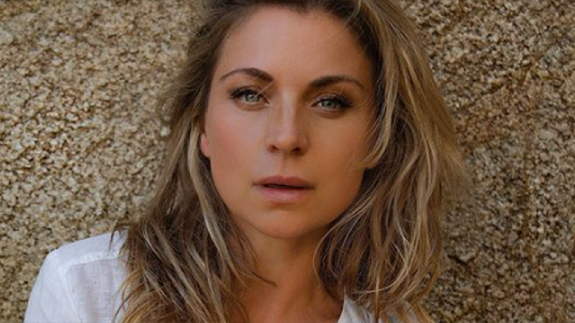 Eterna Maria Joaquina, Ludwika Paleta arrasa em fotos de biquíni