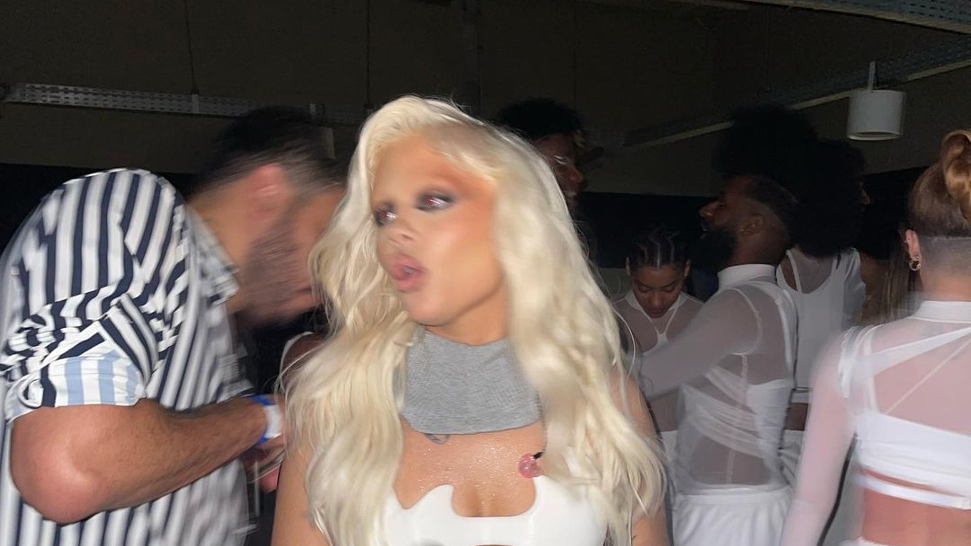 Platinadíssima e com barriga negativa, Luísa Sonza publica fotos no RJ