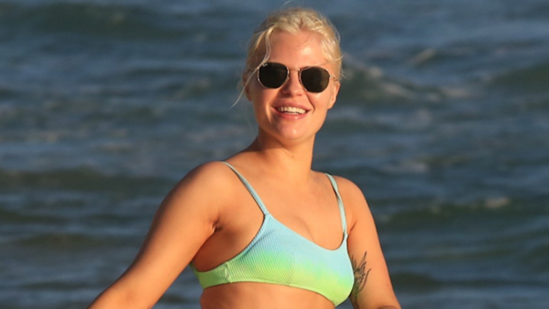 Luisa Sonza esbanja corpaço em dia de sol na praia