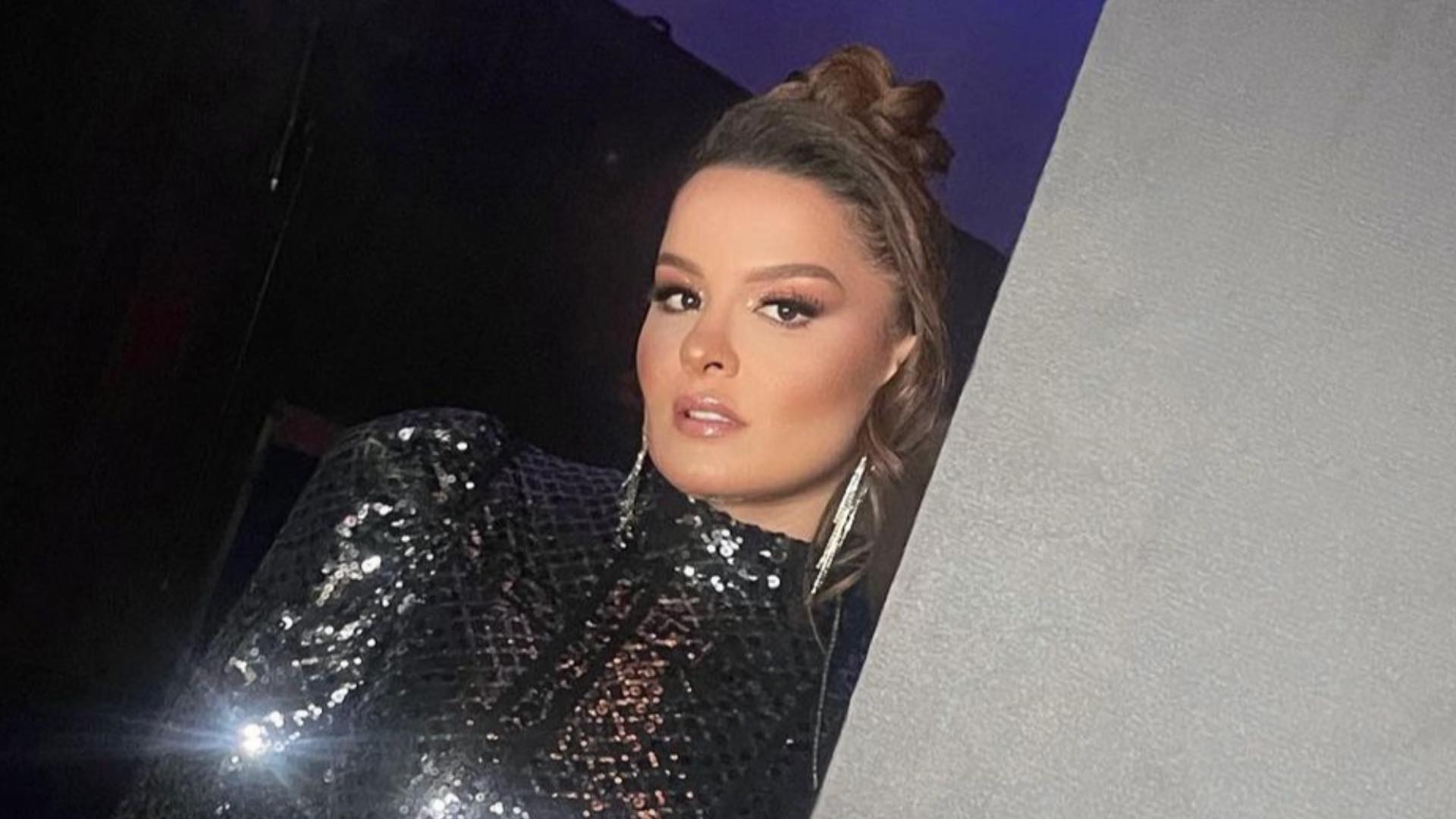 Maiara exibe produção belíssima ao posar com microvestido brilhante: “Muito linda”