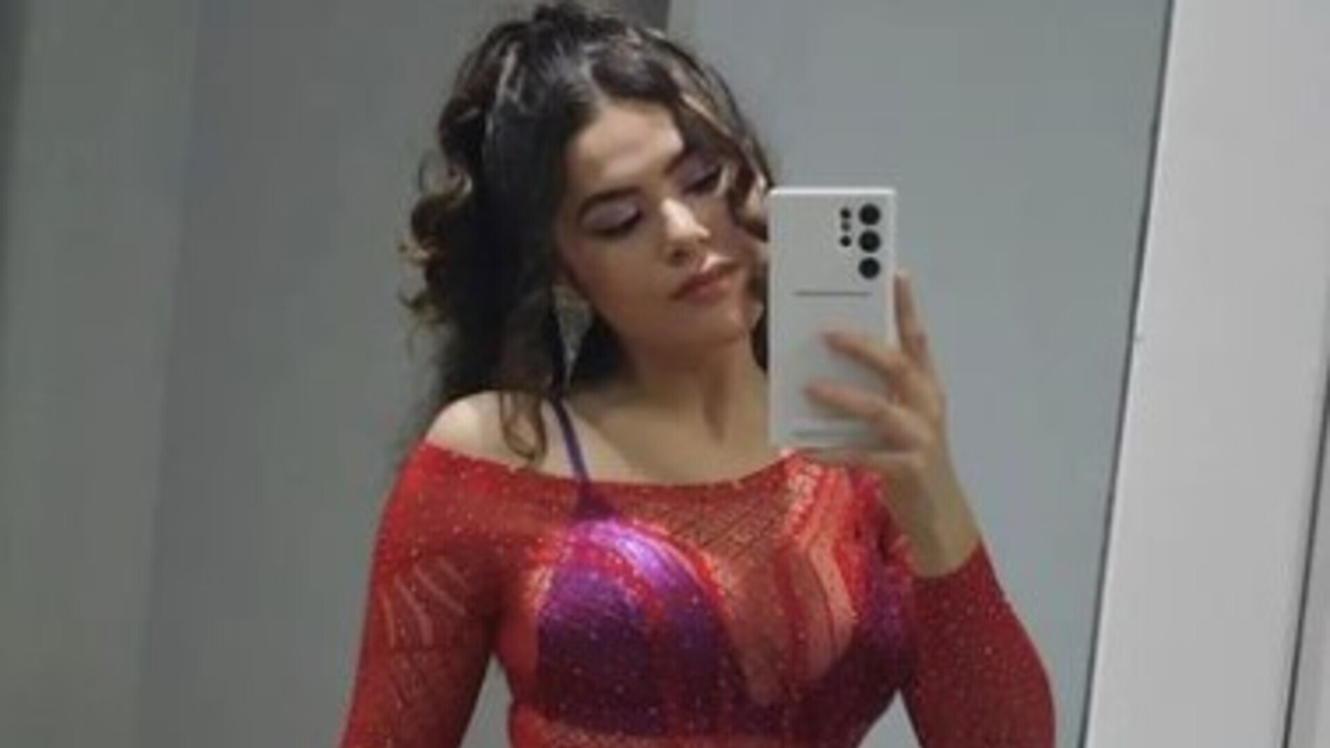 Maisa Silva entrega beleza em look vermelho transparente para noite com amigos