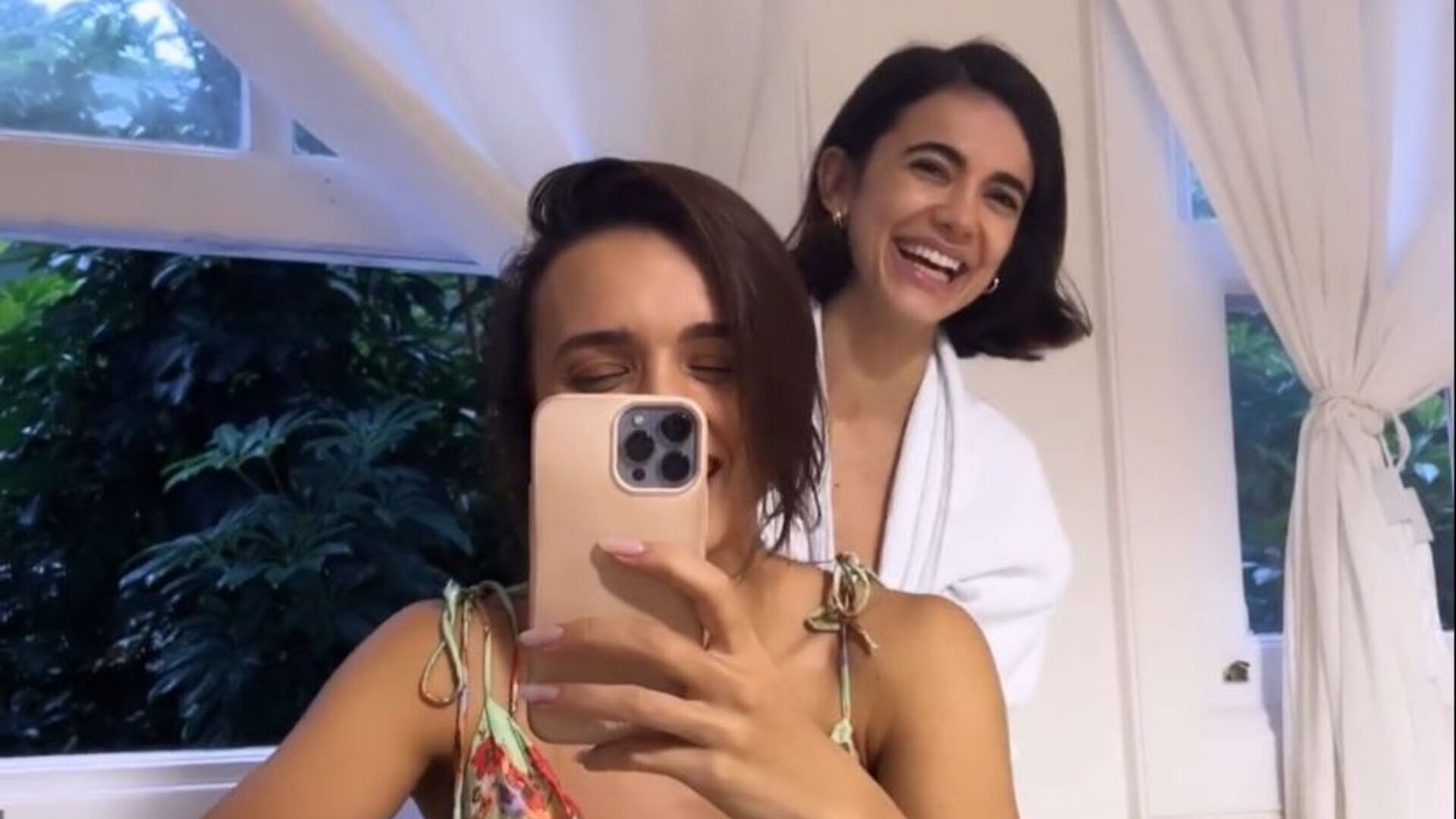 Manu Gavassi aparece pintando o cabelo de Rafa Kalimann para festa