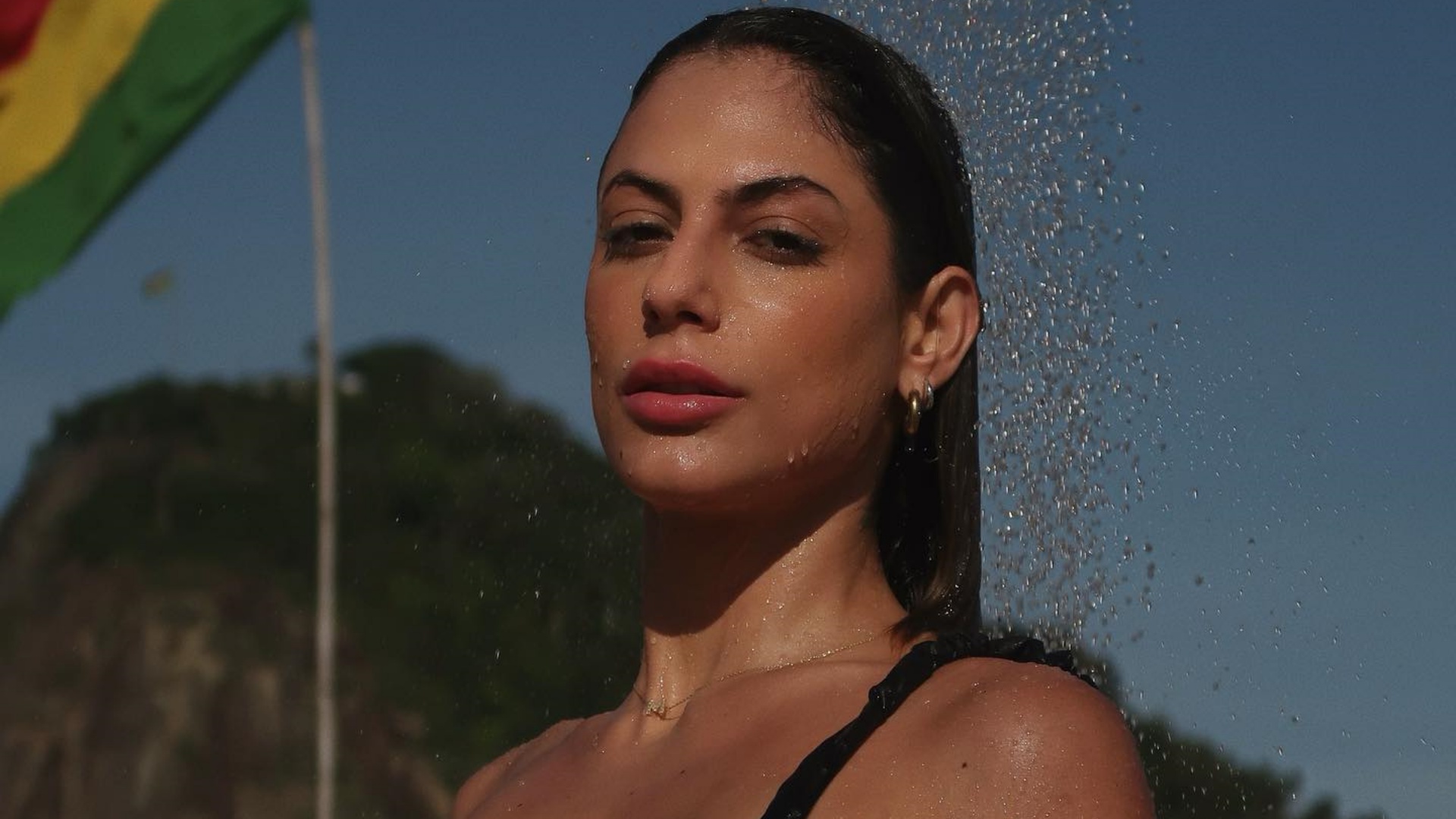 De biquíni, Mari Gonzalez exibe corpo impecável ao curtir dia na praia: “Do jeito que eu gosto”