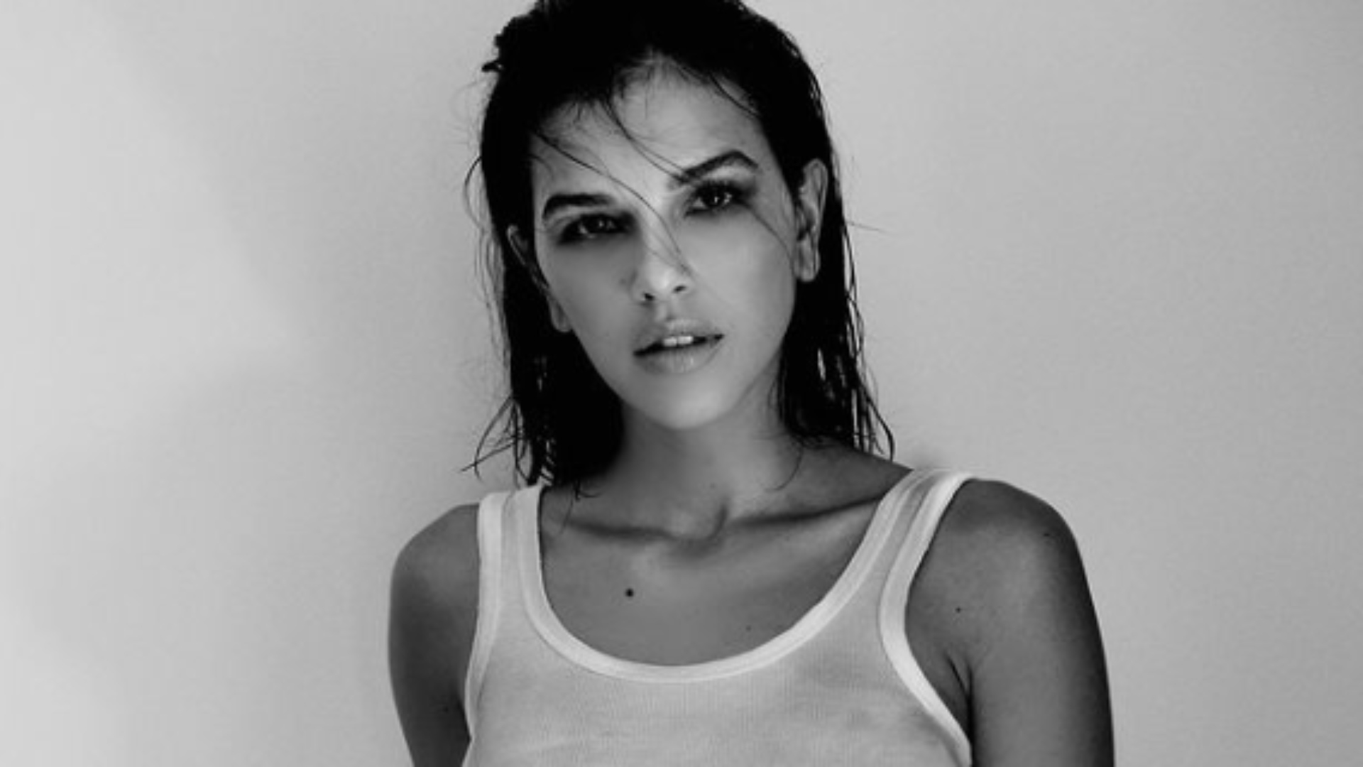 Mariana Rios esquenta a web com clique de regata e calcinha abaixada