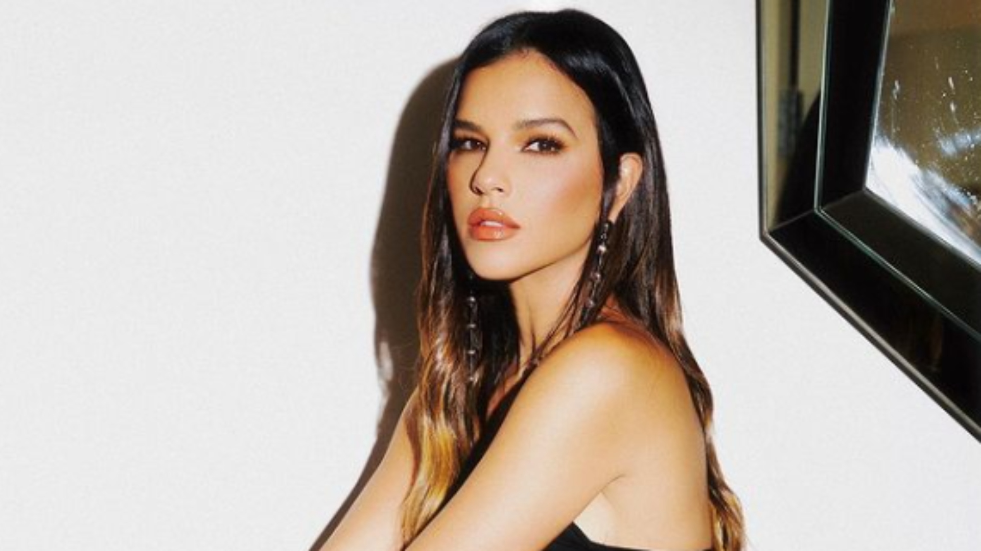 Mariana Rios arranca elogios com look preto: ‘Deusa’