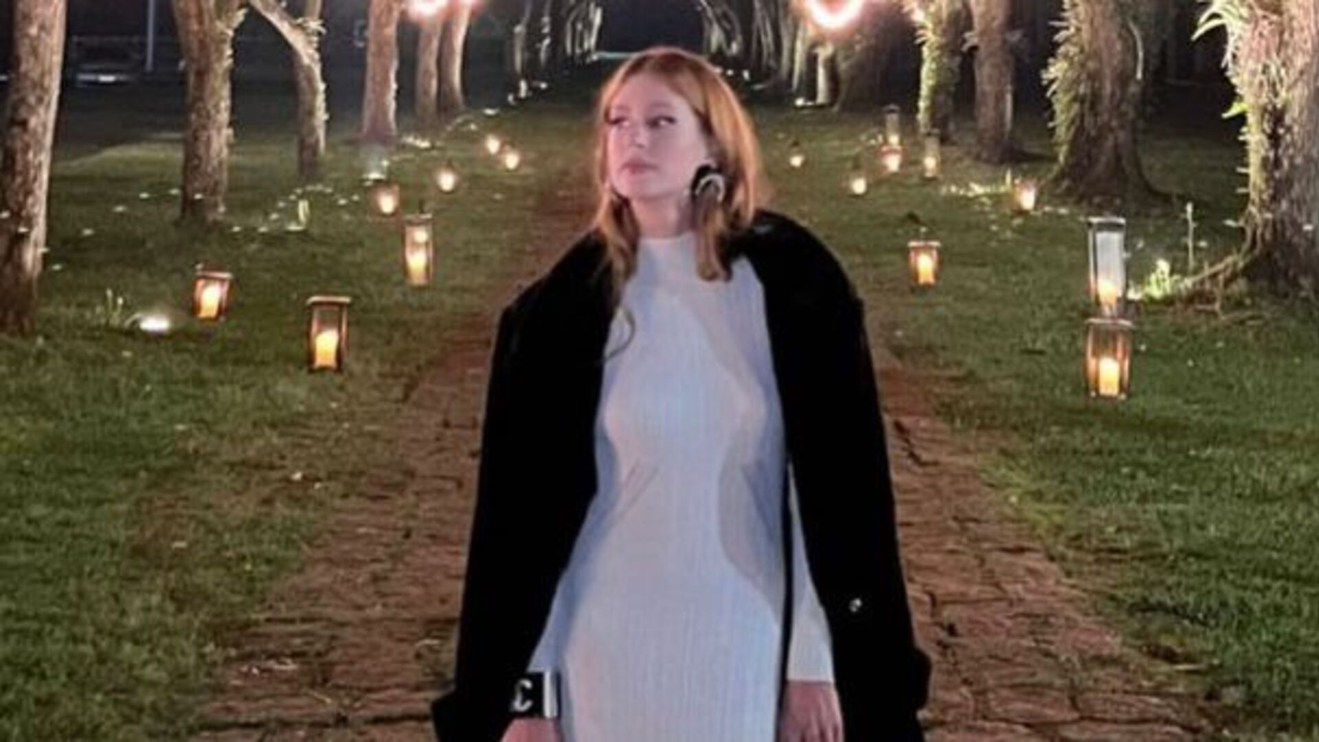 Marina Ruy Barbosa esbanja elegância com vestido longo azul