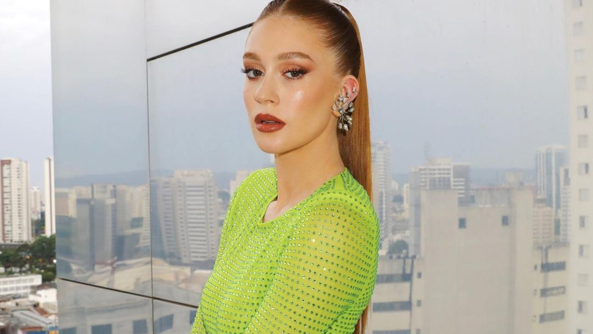 Marina Ruy Barbosa exibe bumbum empinado em vestido justíssimo e arrasa: ”Perfeita”