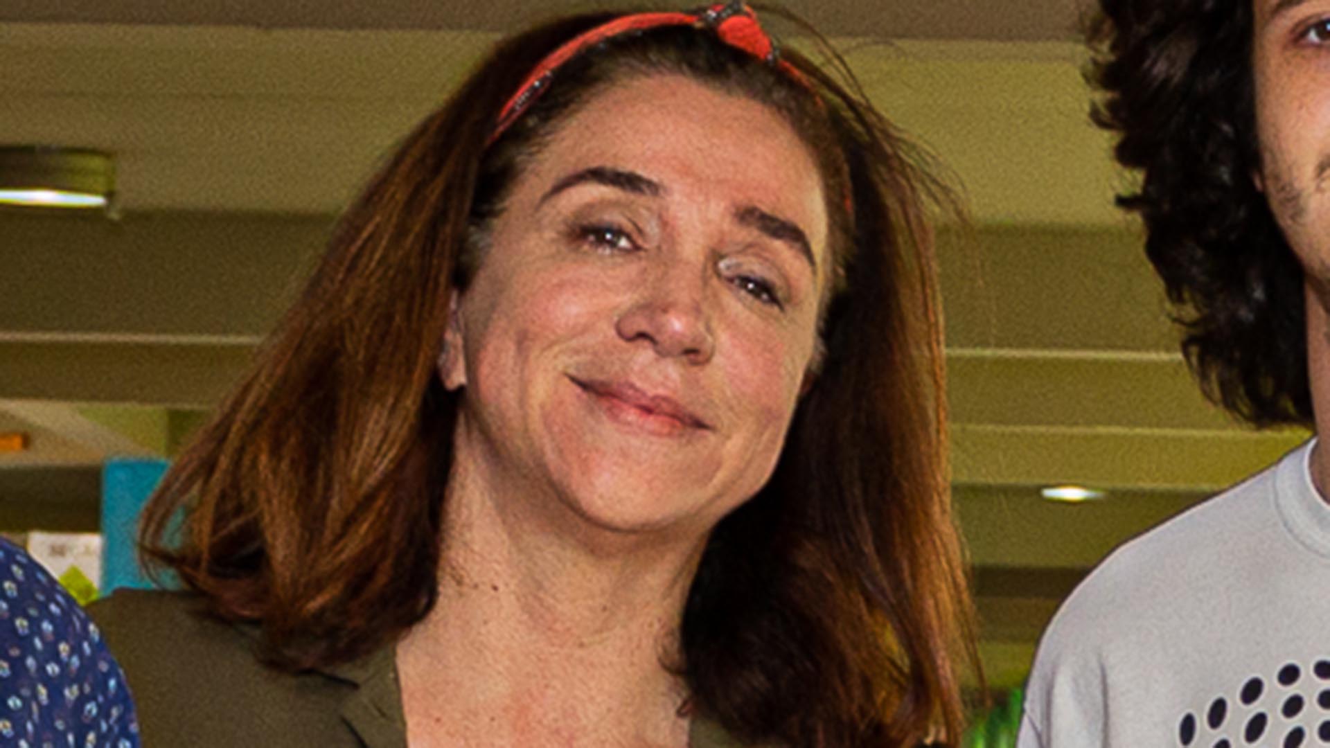 Marisa Orth faz rara aparição ao lado do filho, João Orth