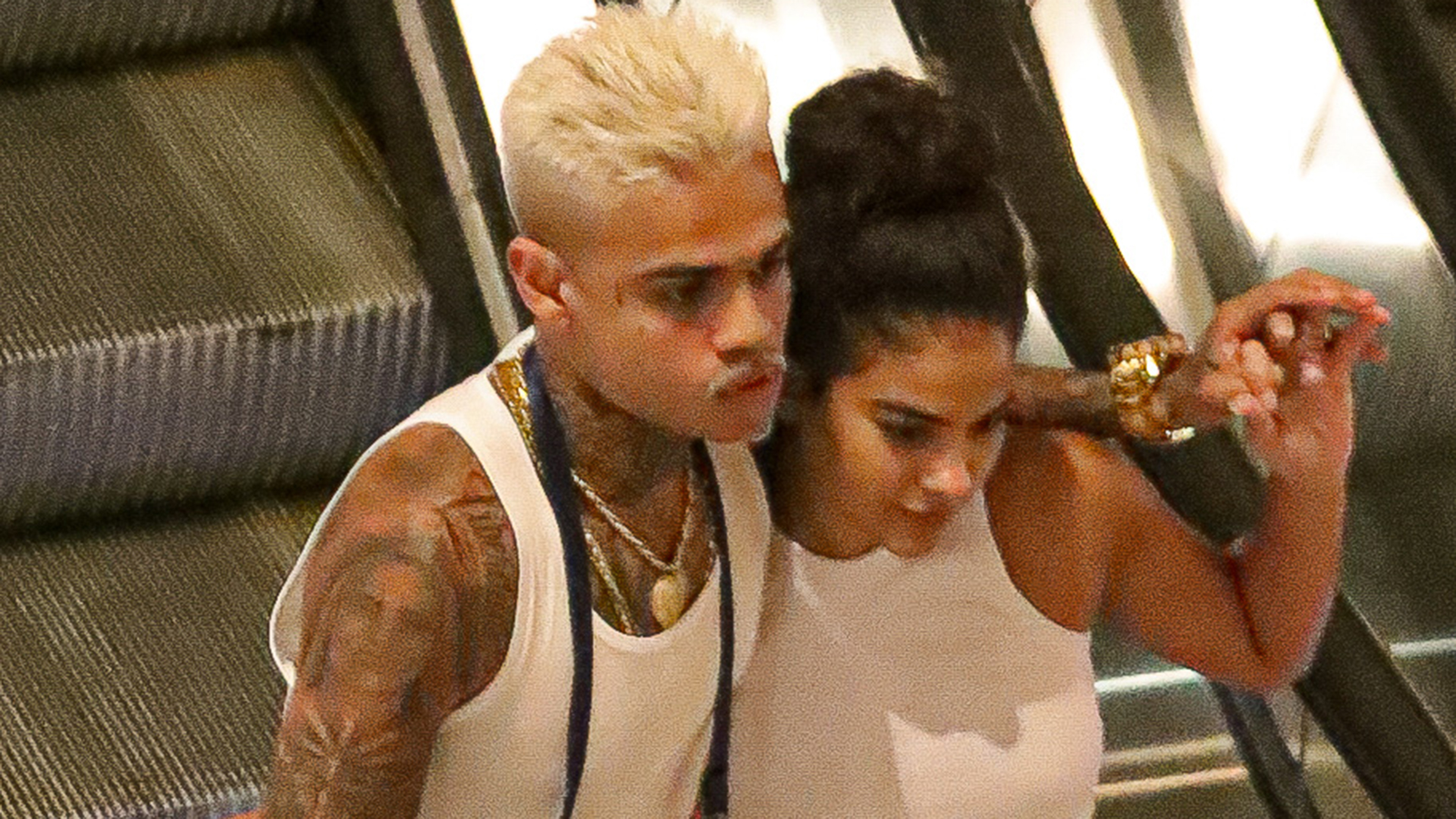 Bella Campos, a Muda de Pantanal, curte noite no shopping com MC Cabelinho