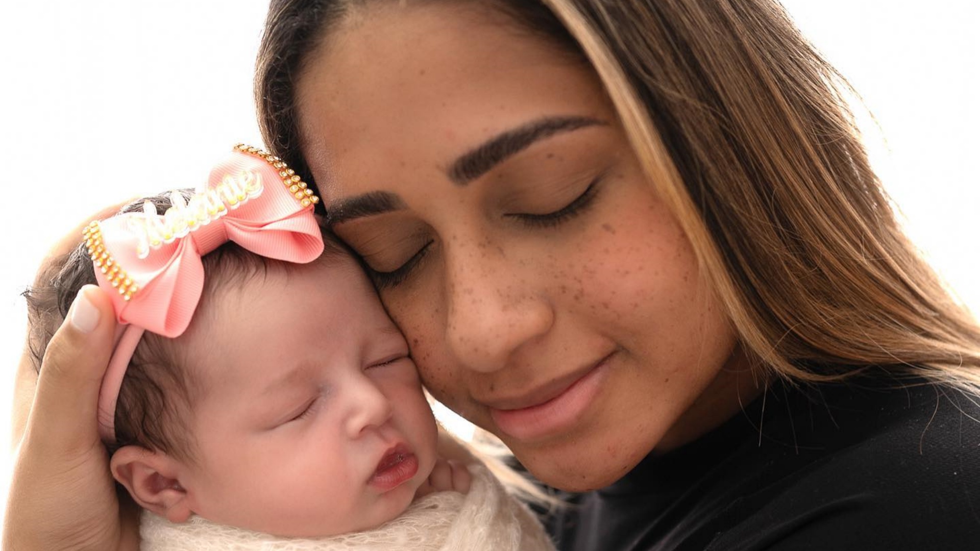 MC Loma se declara ao comemorar o primeiro mês da filha: “Minha joia rara”