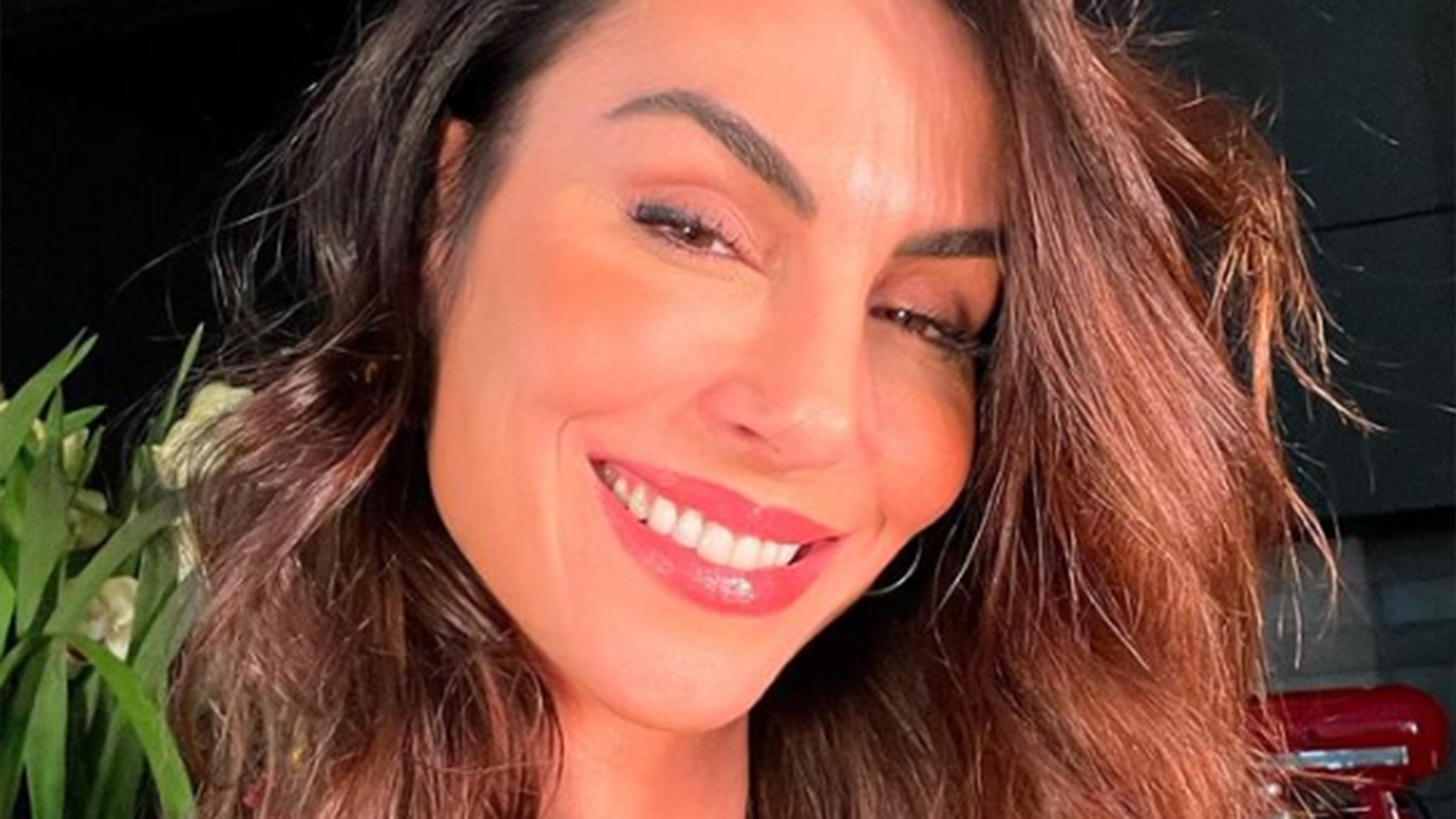 Mel Fronckowiak exibe foto com a filha, Nina, em dia na praia
