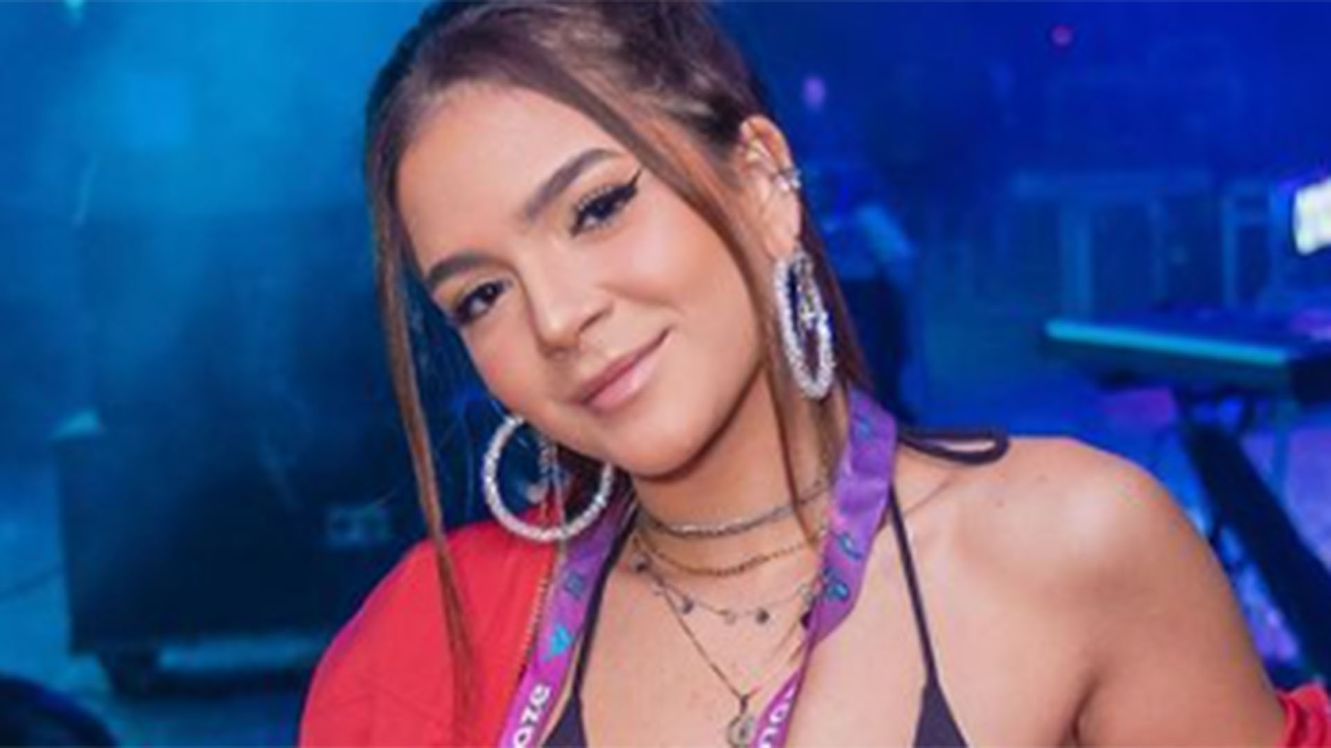 Mel Maia usa vestido com recortes estratégicos em sua festa de formatura