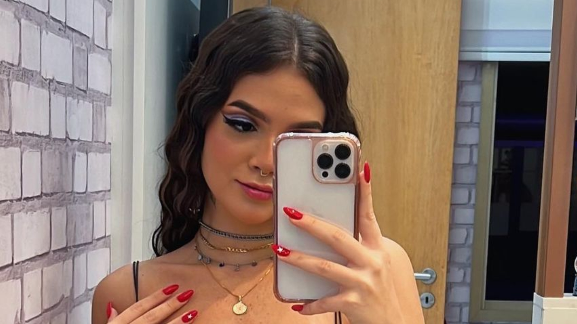 Mel Maia rouba a cena ao exibir curvas impecáveis em look transparente: ”Gata”