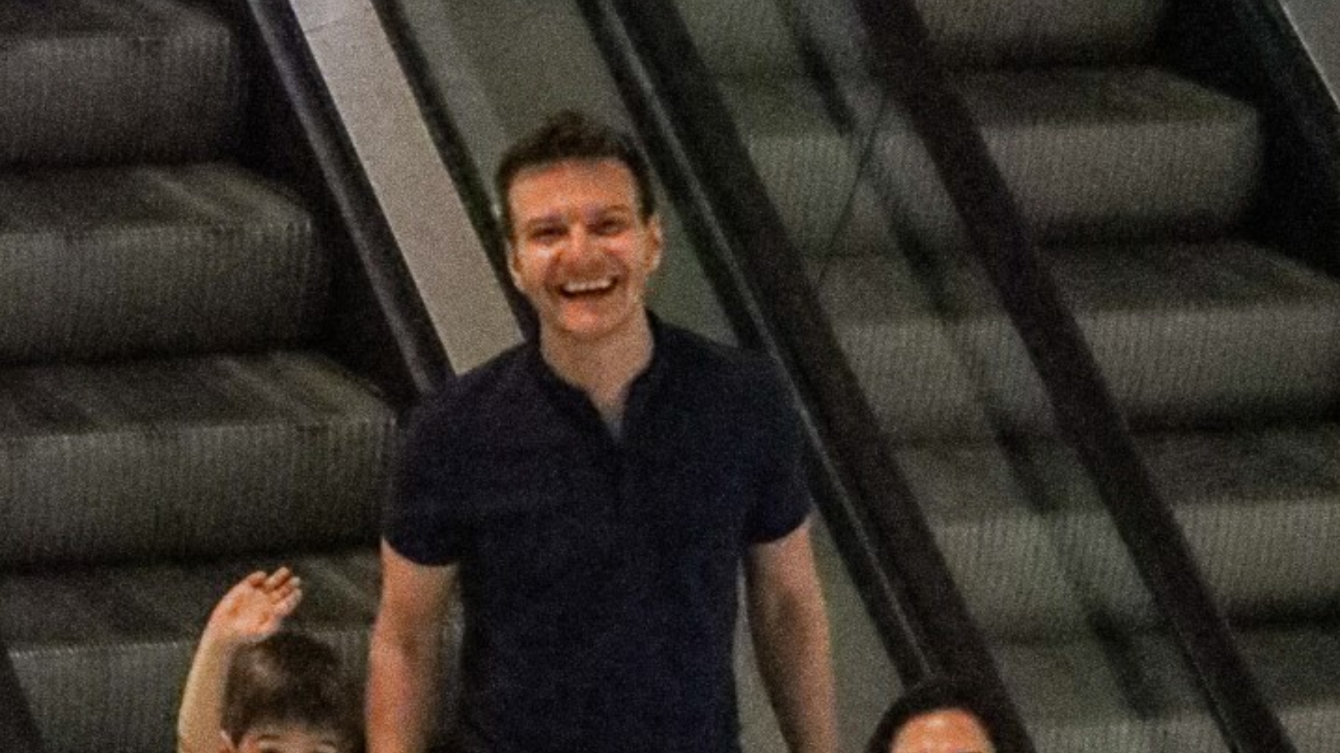 Michel Teló é visto em shopping passeando com esposa e filhos