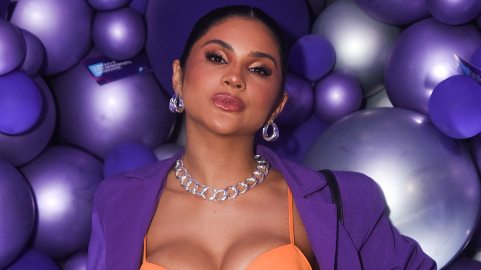 Mileide Mihaile usa look com o decote explodindo em evento