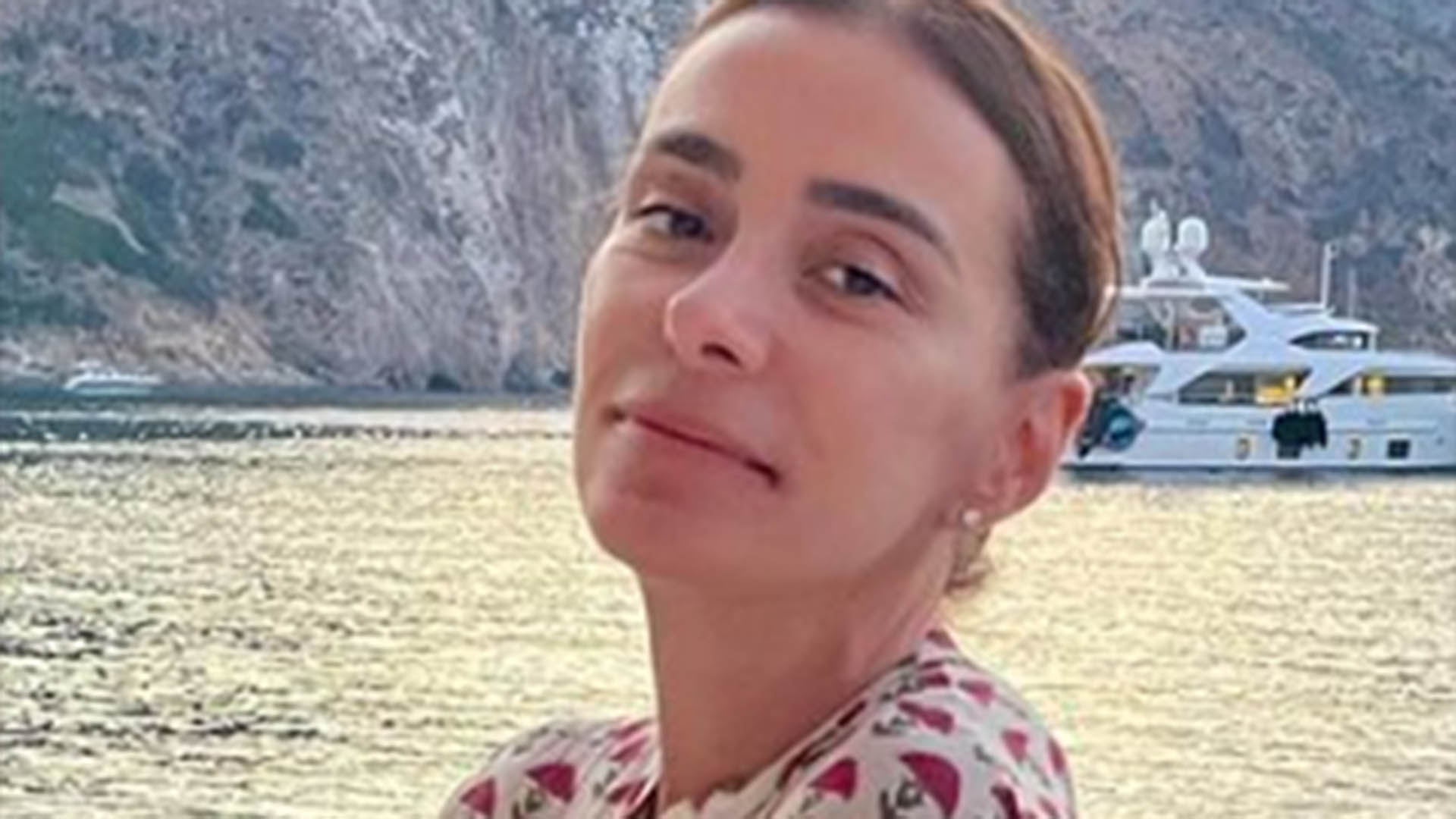 Magérrima, Mônica Martelli surge de biquíni fininho em dia na praia
