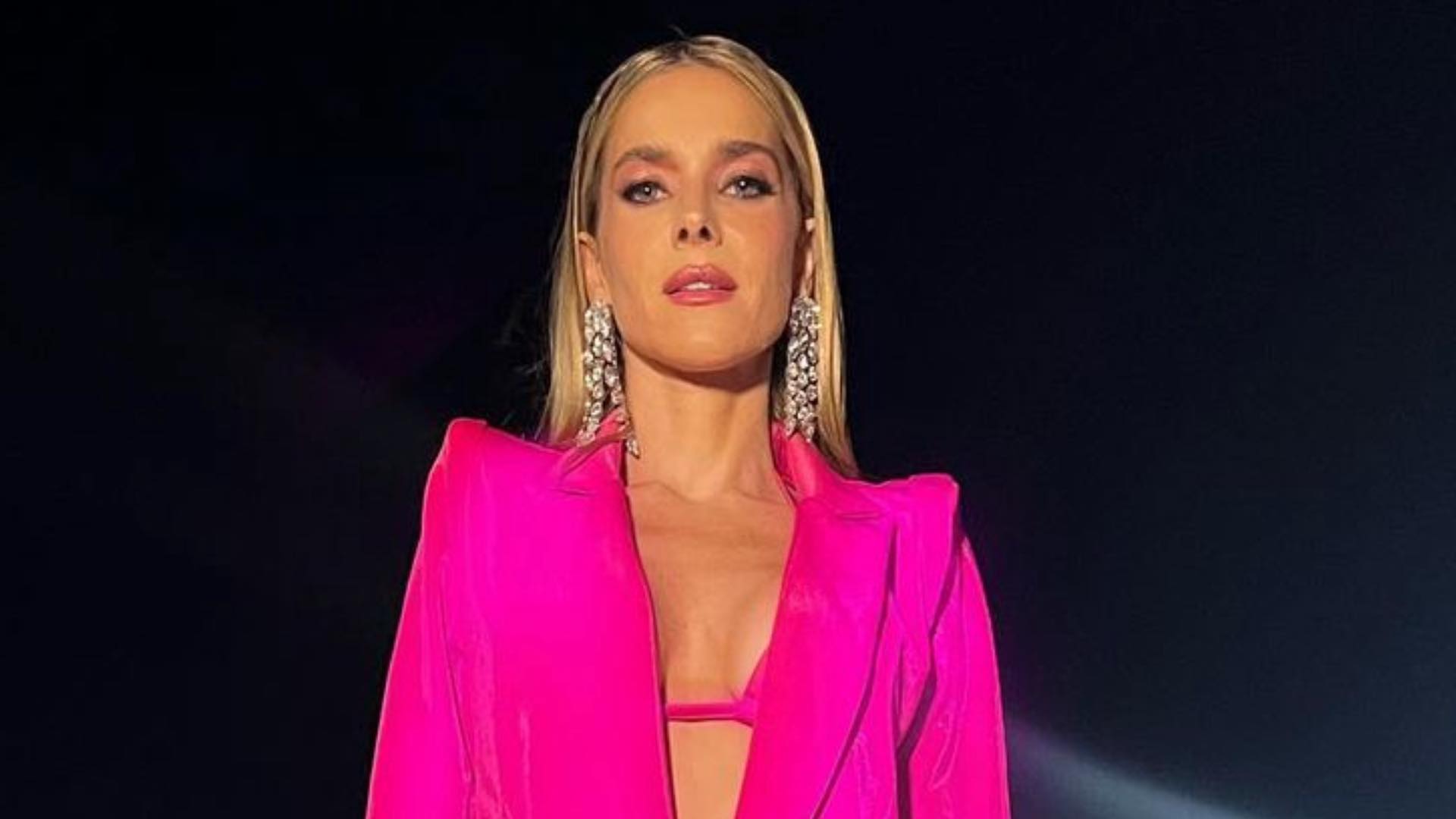 Monique Alfradique elege look rosa para a noite e surpreende com a beleza: “Linda”