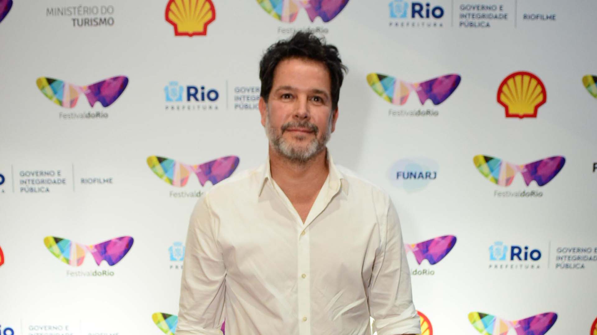 Murilo Benício surge emocionado em momento com os filhos no cinema