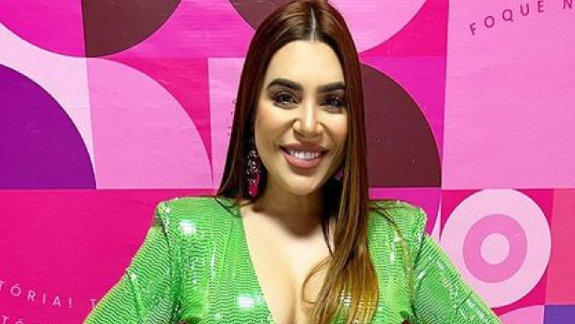 De vestido PP, Naiara Azevedo ostenta seios saltando e decote rouba a cena: ”Gata”