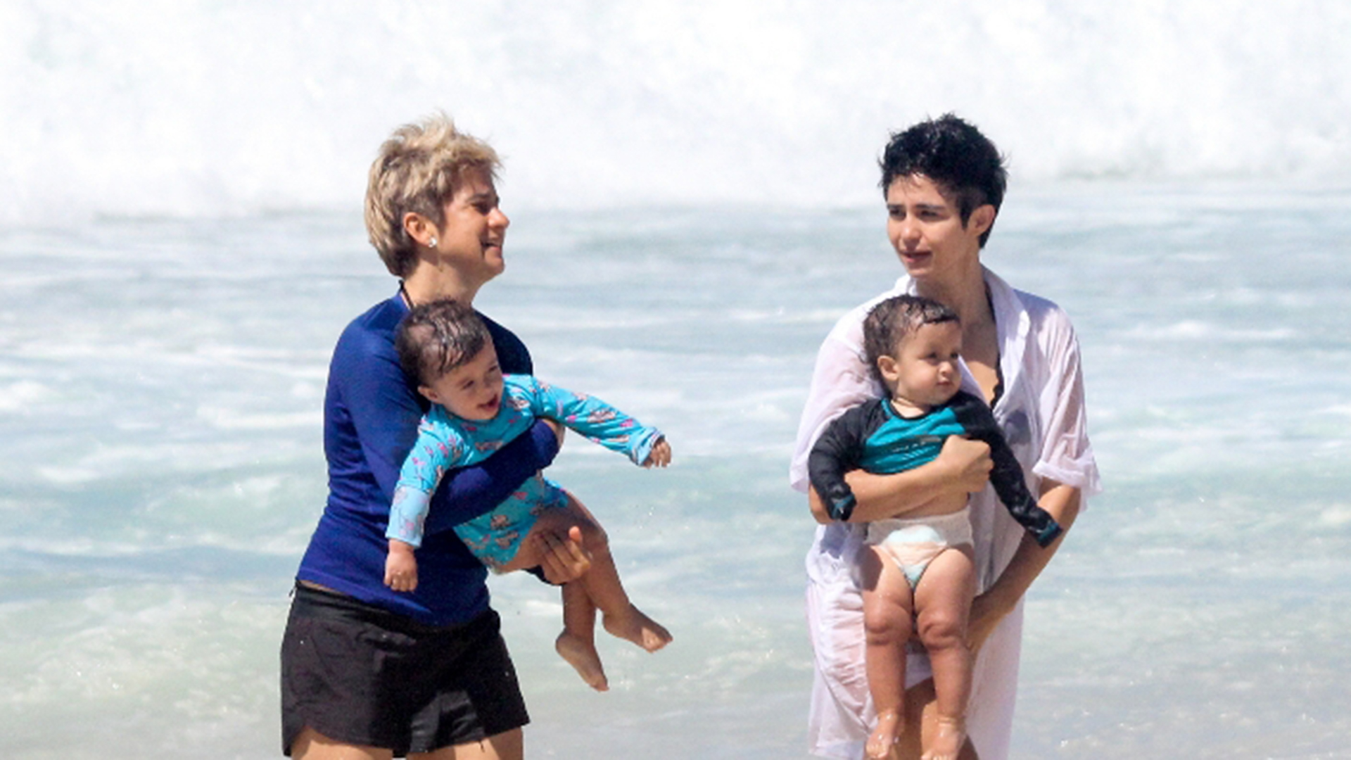 Filhas gêmeas de Nanda Costa e Lan Lanh roubam a cena em passeio na praia com as mamães