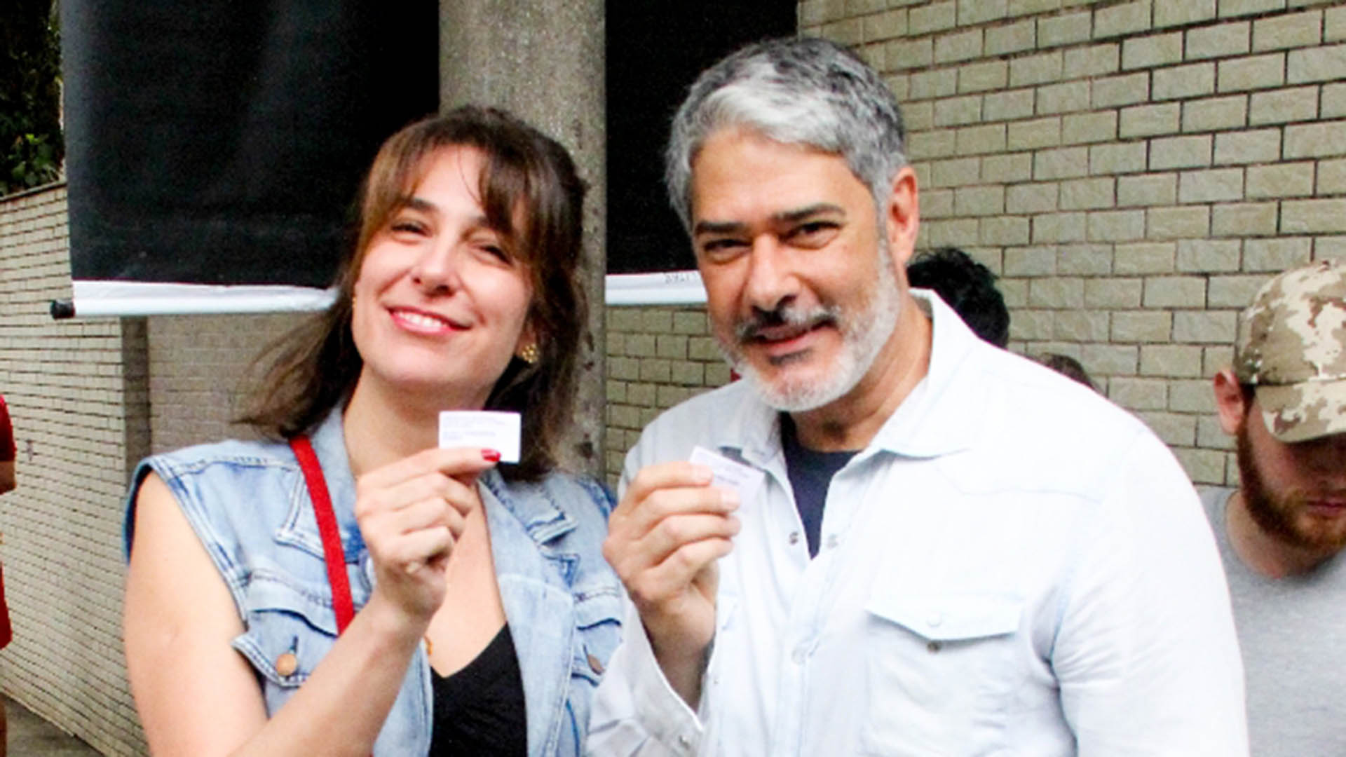 William Bonner conta com a companhia da esposa na hora de ir votar