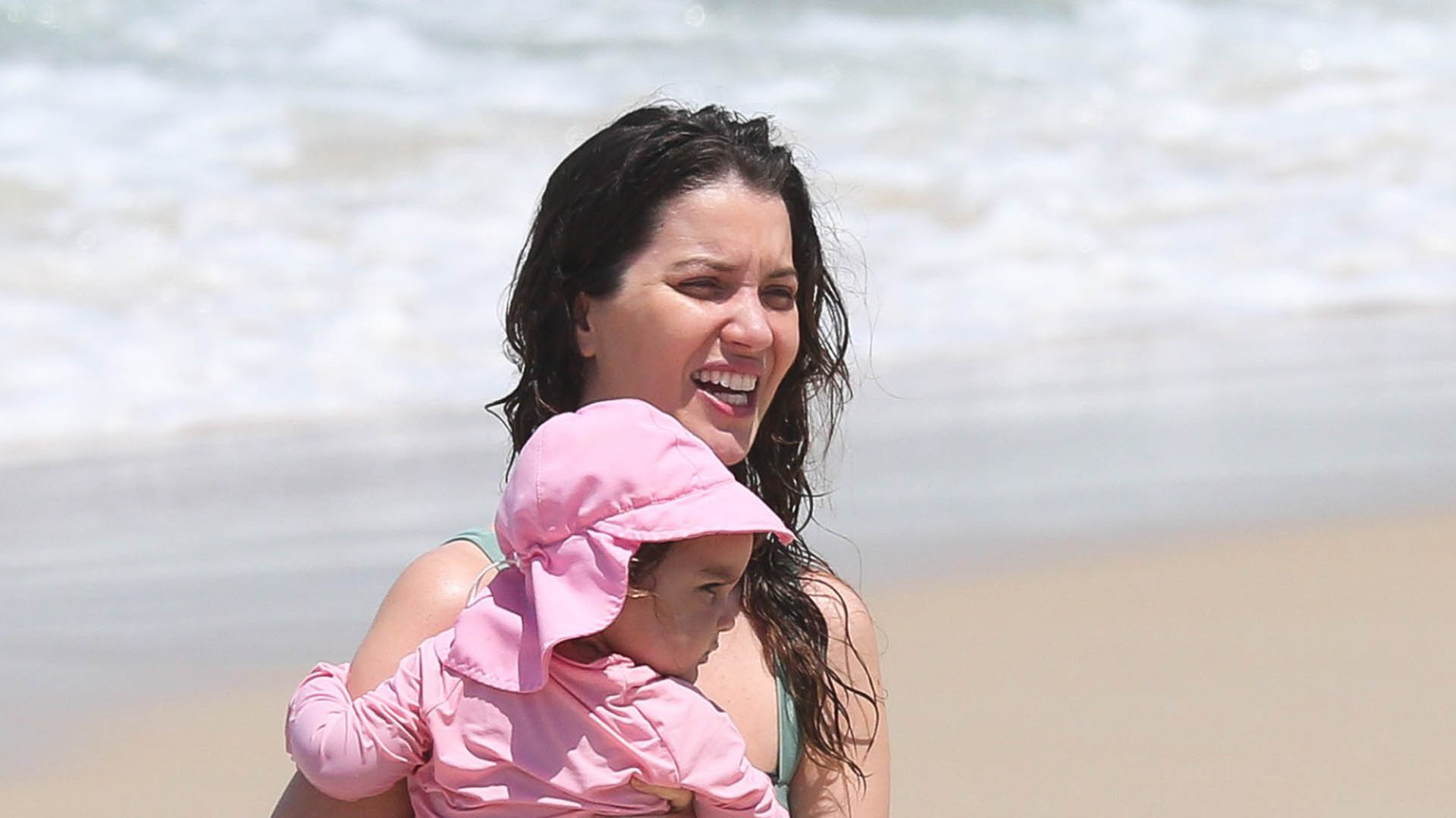 De biquíni, Nathalia Dill curte dia na praia com a filha e o marido