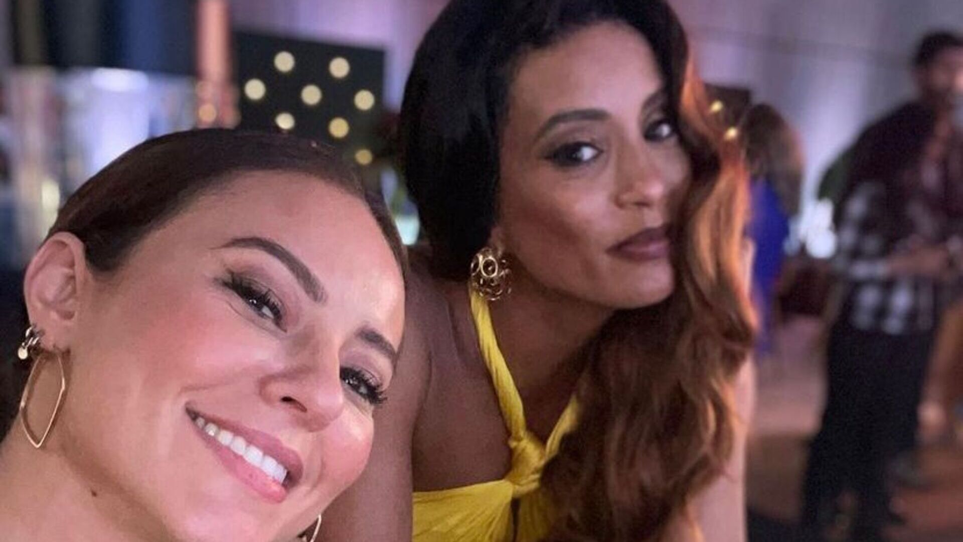 Paolla Oliveira esbanja alegria ao posar ao lado de Taís Araújo nos bastidores de “Cara e Coragem”