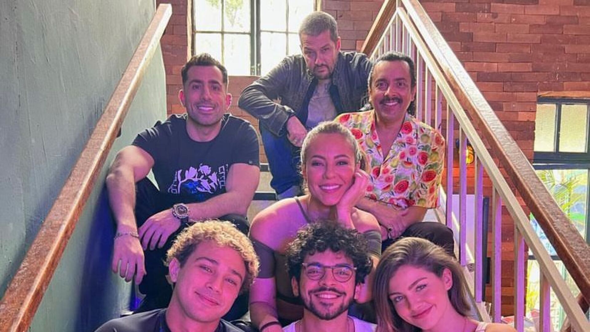 Esbanjando alegria, Paolla Oliveira posa ao lado do elenco de “Cara e Coragem”