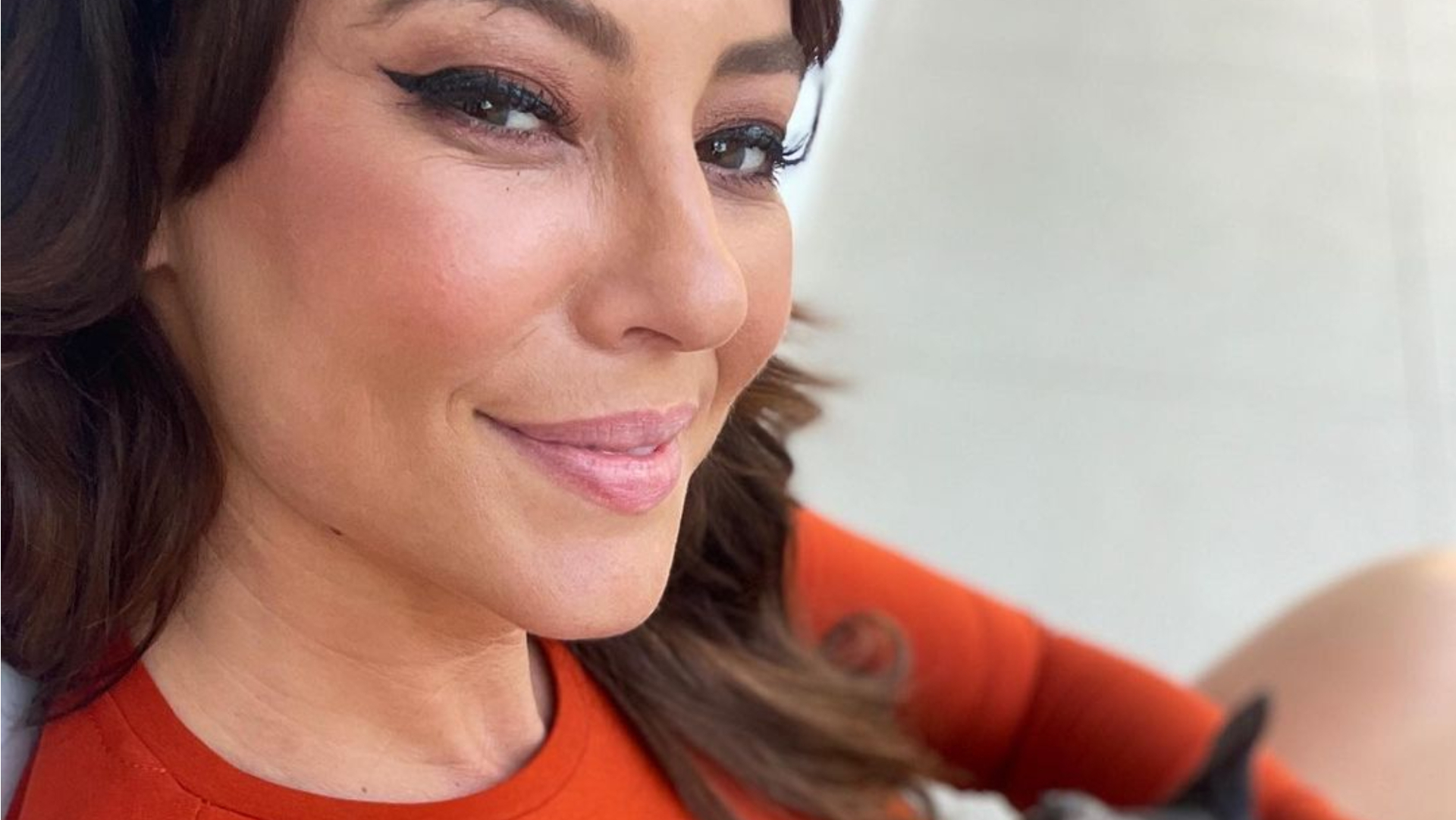 De cropped e shortinhos, Paolla Oliveira rouba a cena com corpaço em selfies com cachorro