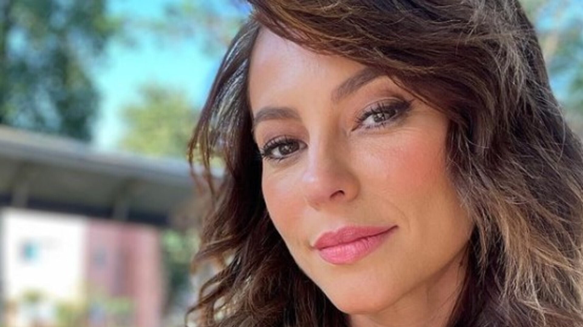 Paolla Oliveira ultrapassa os limites da beleza ao publicar fotos com look verde