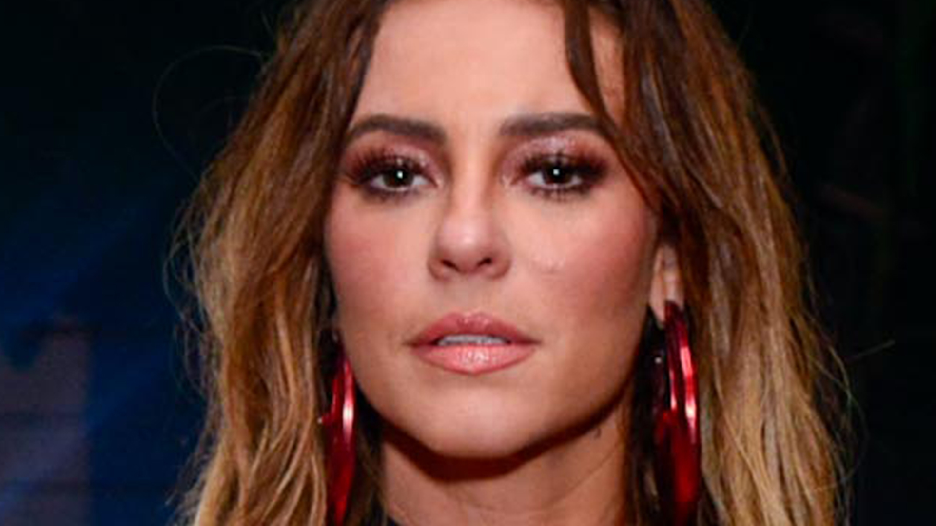 Paolla Oliveira surge com novo visual em noite de samba