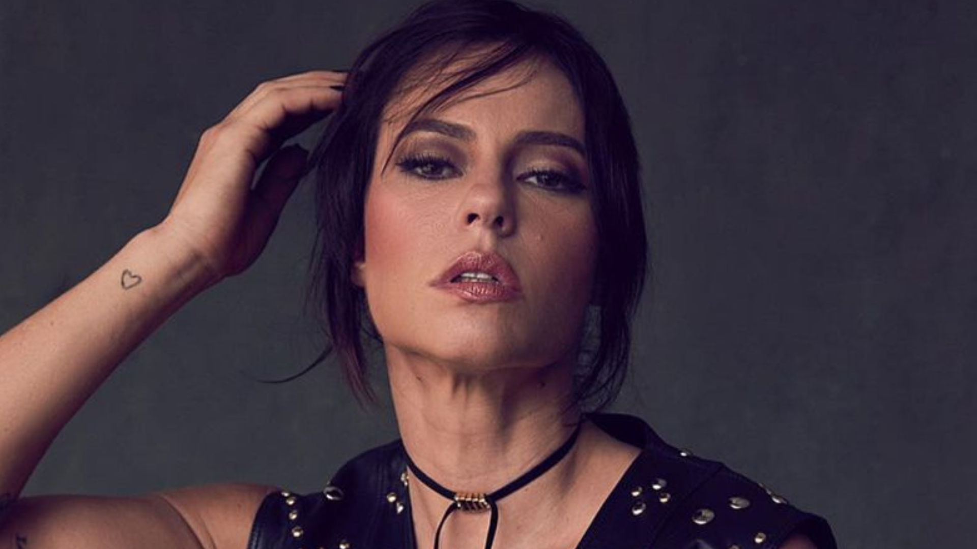 Paolla Oliveira surge com look de couro sensual e abusa no decote