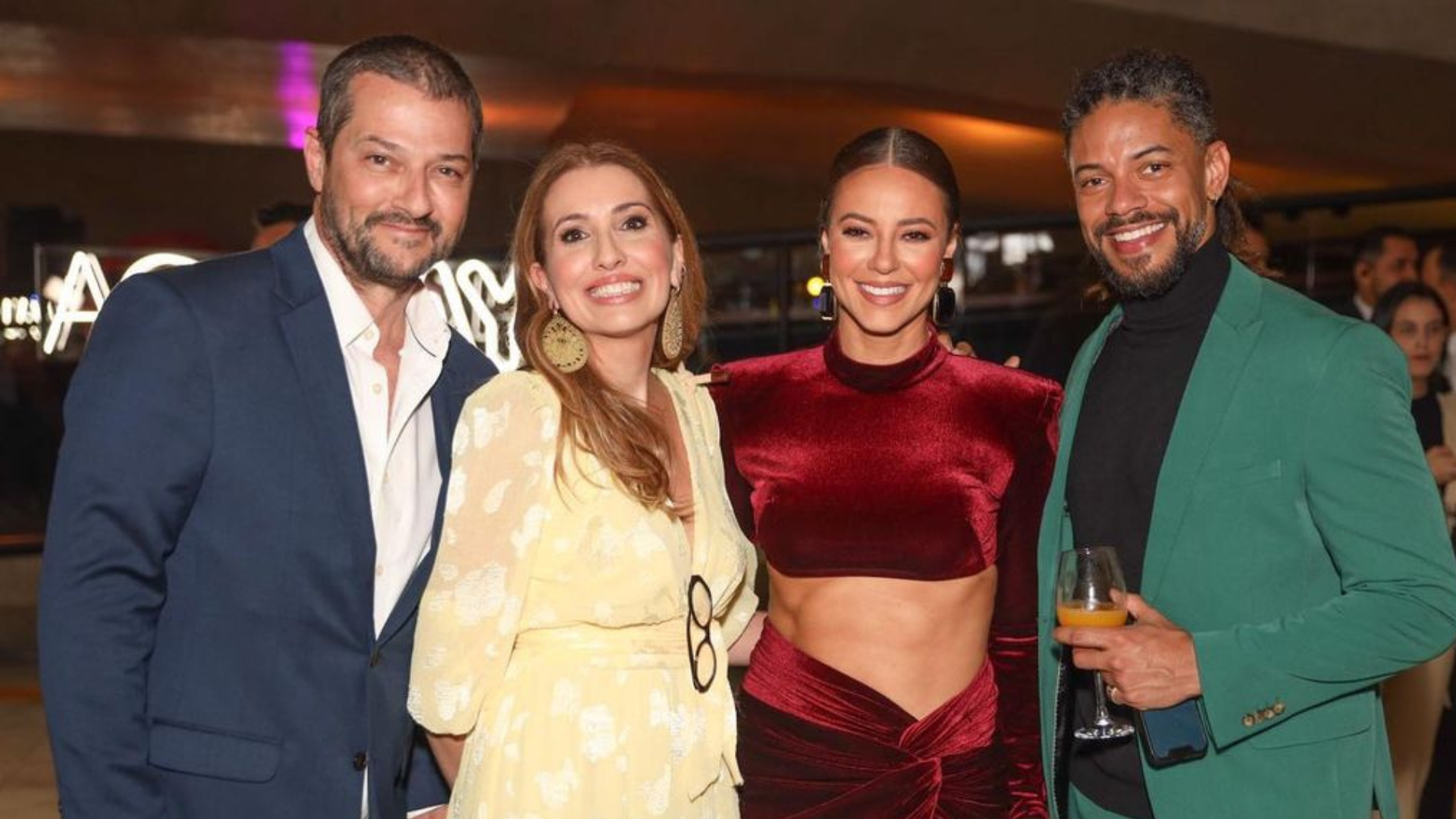 Paolla Oliveira exibe corpo escultural ao usar conjunto de veludo